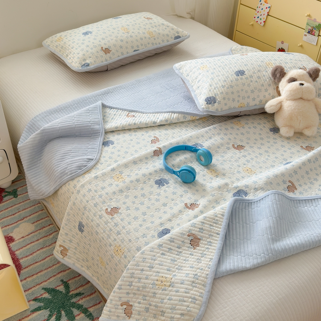 91家纺网 家纺一手货源 找家纺 Sweet dreams甜梦 2025新款牛奶绒全棉床盖三件套 恐龙乐园