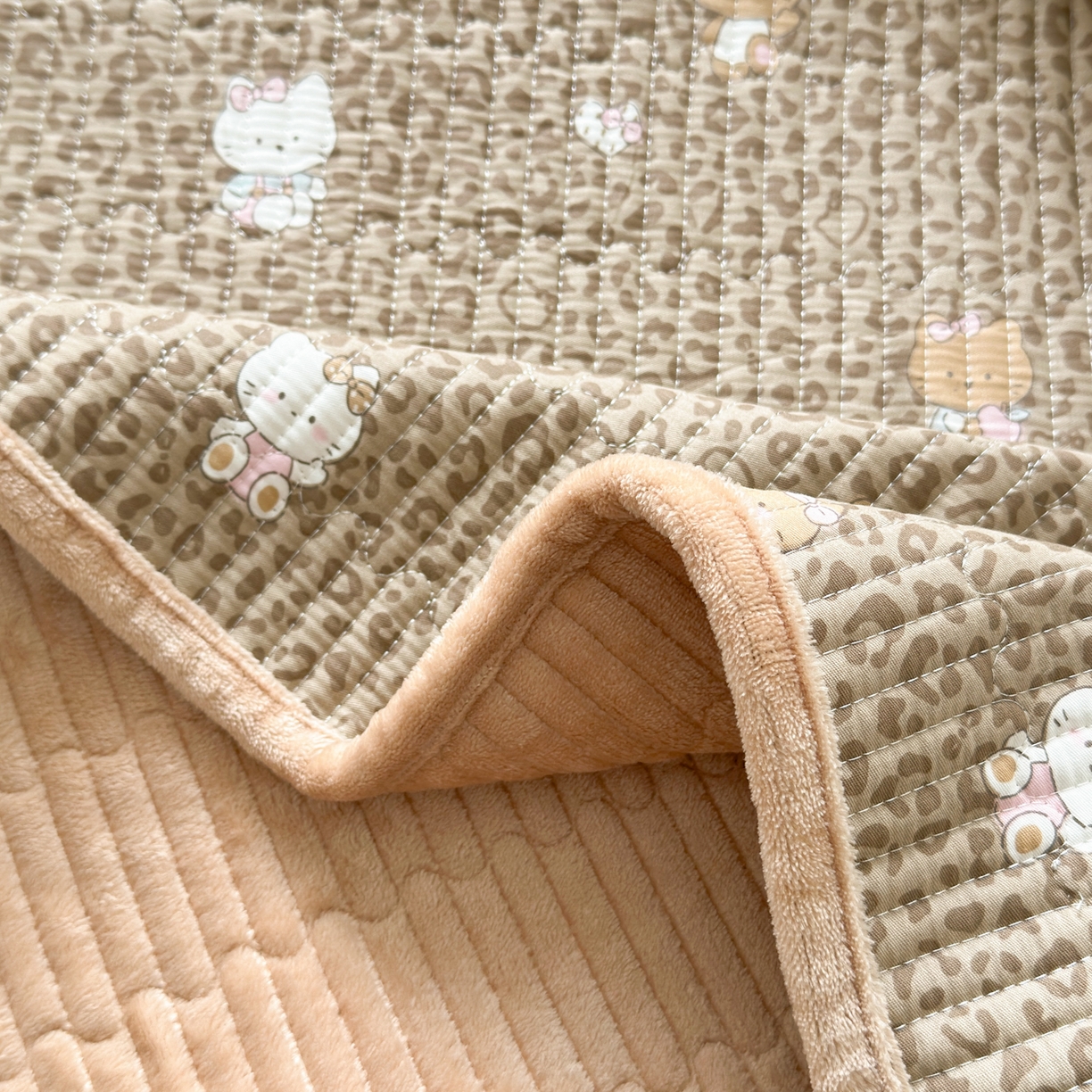 91家纺网 家纺一手货源 找家纺 Sweet dreams甜梦 2025新款牛奶绒全棉床盖三件套 豹纹猫奶咖