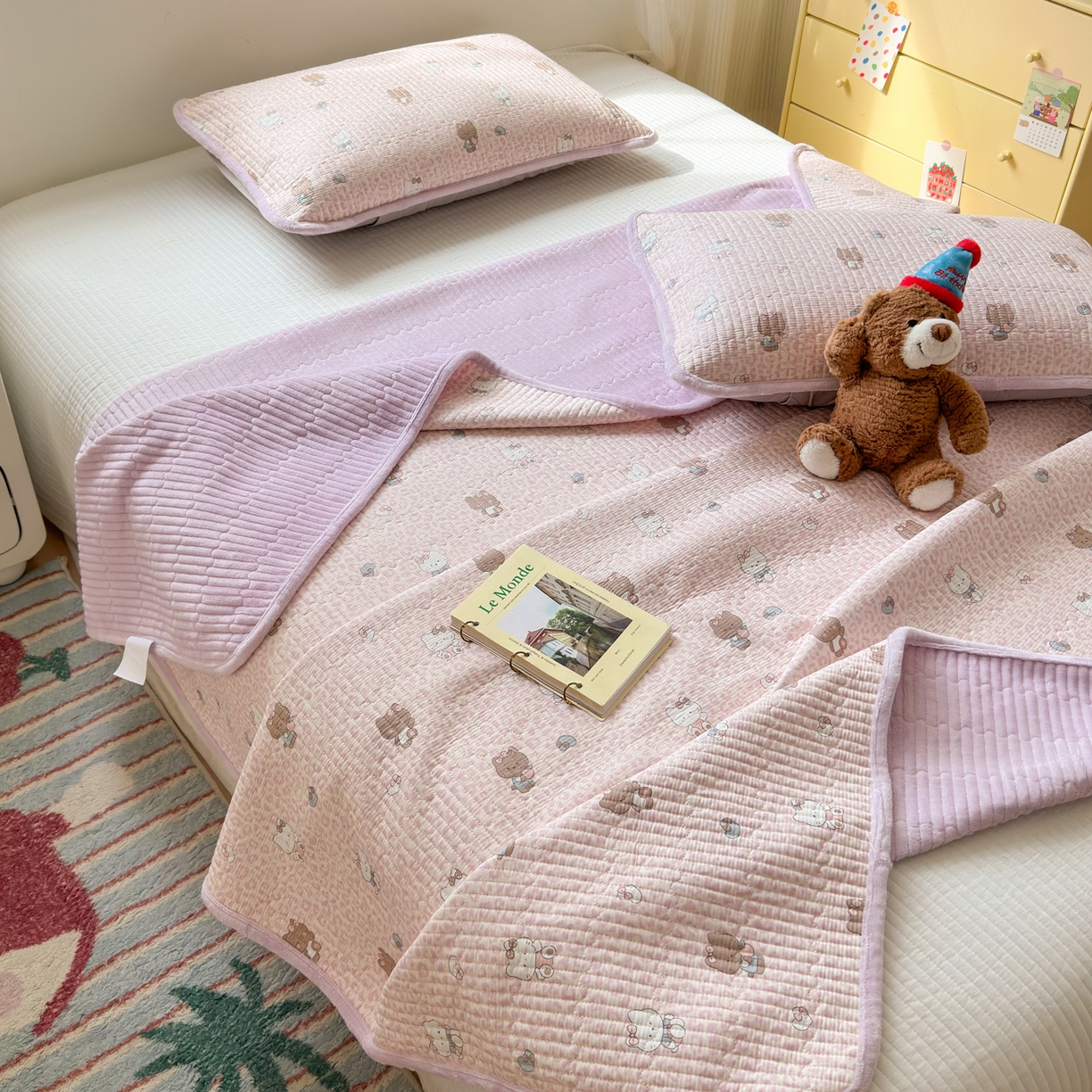 91家纺网 家纺一手货源 找家纺 Sweet dreams甜梦 2025新款牛奶绒全棉床盖三件套 豹纹猫粉紫