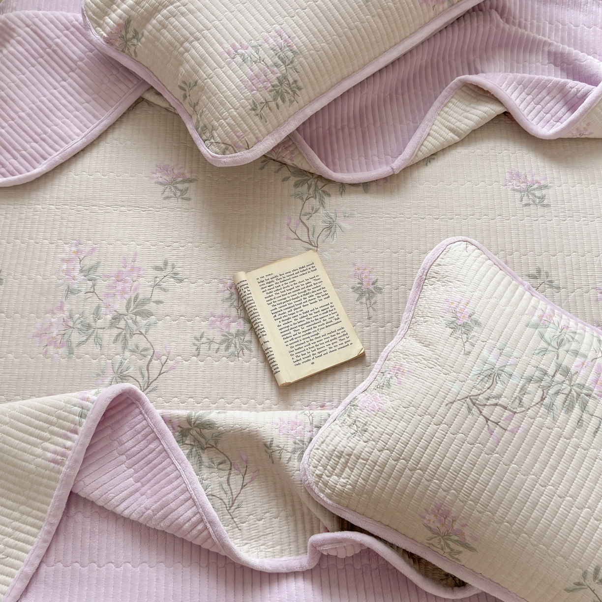 91家纺网 家纺一手货源 找家纺 Sweet dreams甜梦 2025新款牛奶绒全棉床盖三件套 紫语