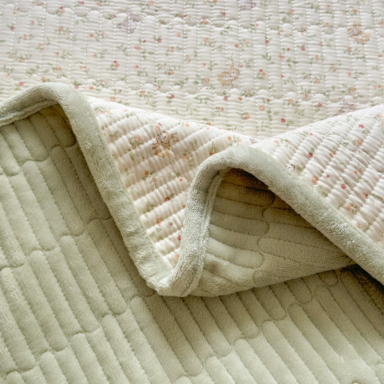 91家纺网 家纺一手货源 找家纺 Sweet dreams甜梦 2025新款牛奶绒全棉床盖三件套 花园小兔