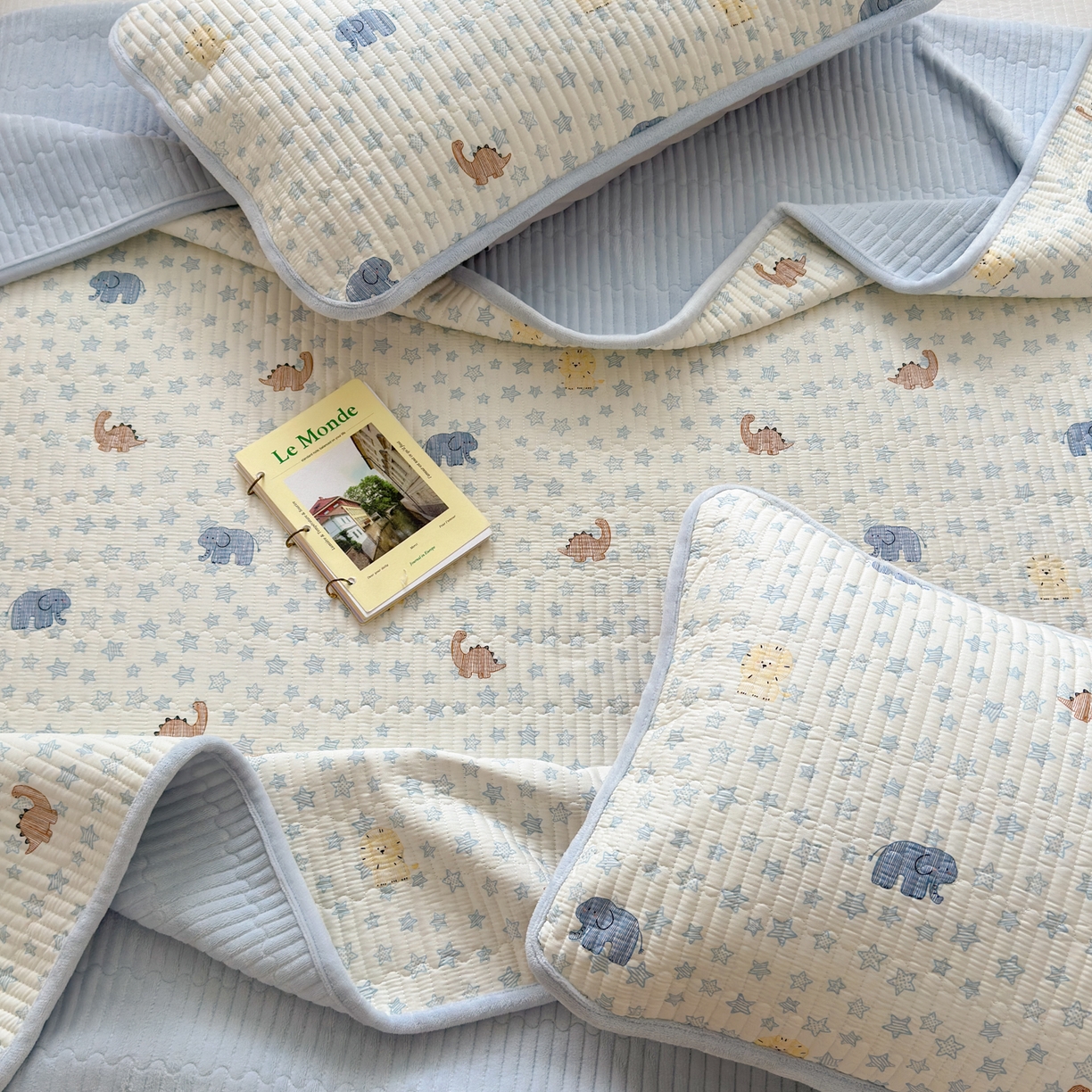 91家纺网 家纺一手货源 找家纺 Sweet dreams甜梦 2025新款牛奶绒全棉床盖三件套 恐龙乐园