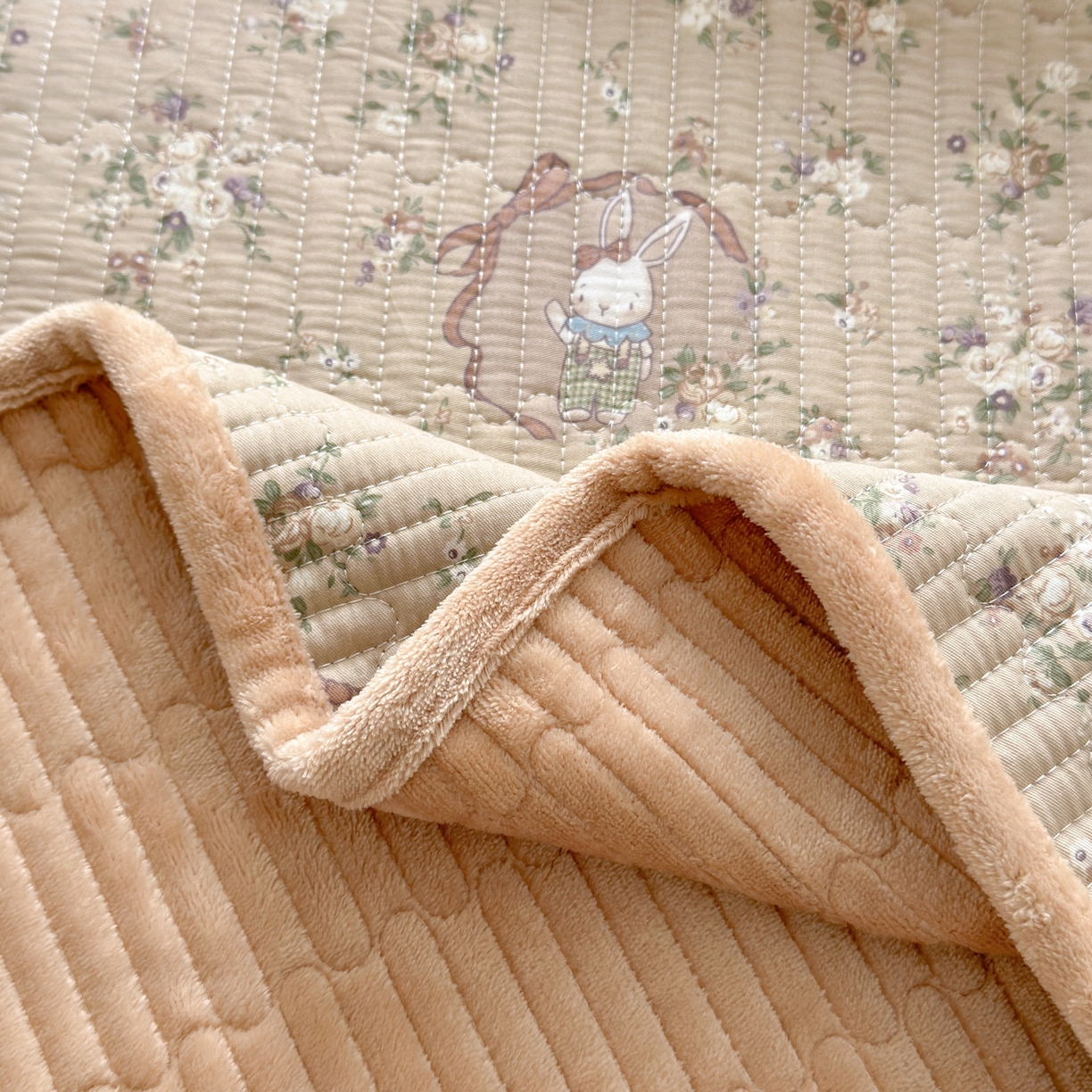 91家纺网 家纺一手货源 找家纺 Sweet dreams甜梦 2025新款牛奶绒全棉床盖三件套 奶茶兔