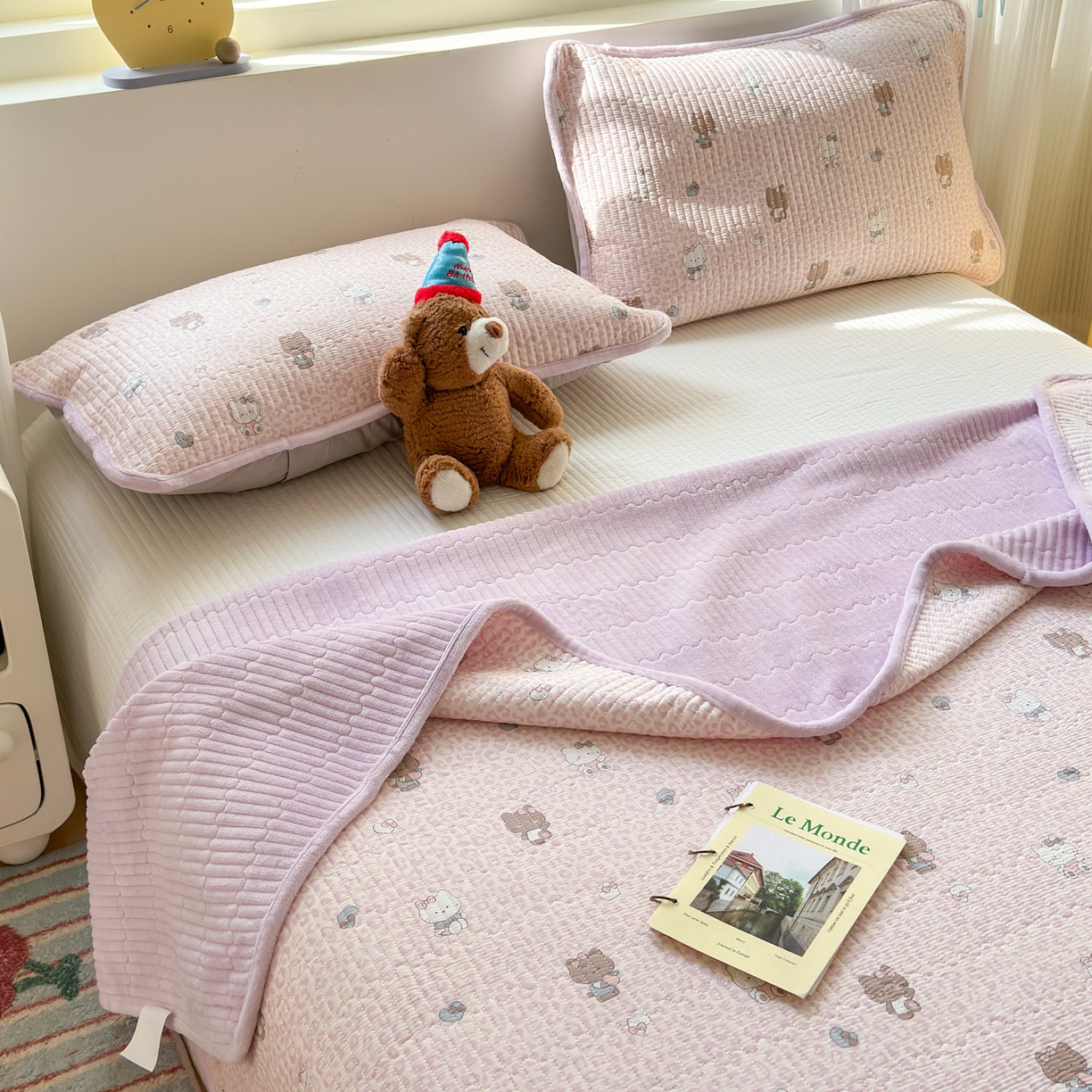 91家纺网 家纺一手货源 找家纺 Sweet dreams甜梦 2025新款牛奶绒全棉床盖三件套 豹纹猫粉紫