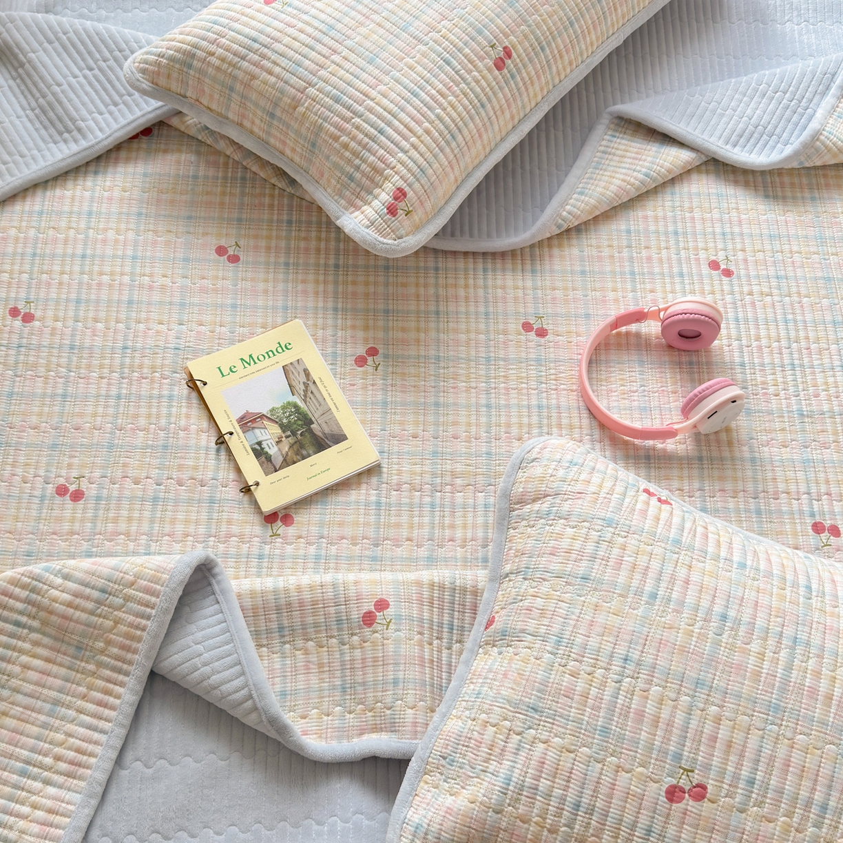 91家纺网 家纺一手货源 找家纺 Sweet dreams甜梦 2025新款牛奶绒全棉床盖三件套 格子樱桃