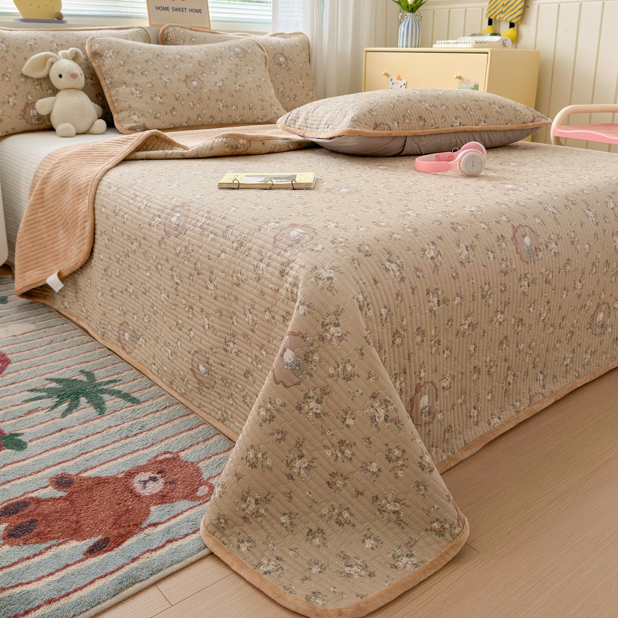 91家纺网 家纺一手货源 找家纺 Sweet dreams甜梦 2025新款牛奶绒全棉床盖三件套 奶茶兔