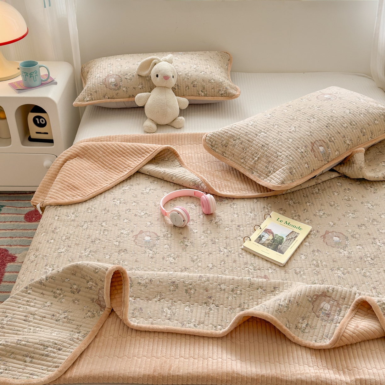 91家纺网 家纺一手货源 找家纺 Sweet dreams甜梦 2025新款牛奶绒全棉床盖三件套 奶茶兔