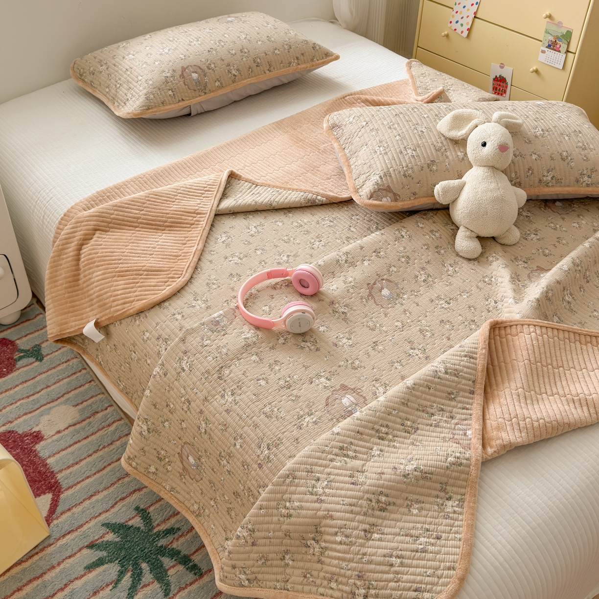 91家纺网 家纺一手货源 找家纺 Sweet dreams甜梦 2025新款牛奶绒全棉床盖三件套 奶茶兔