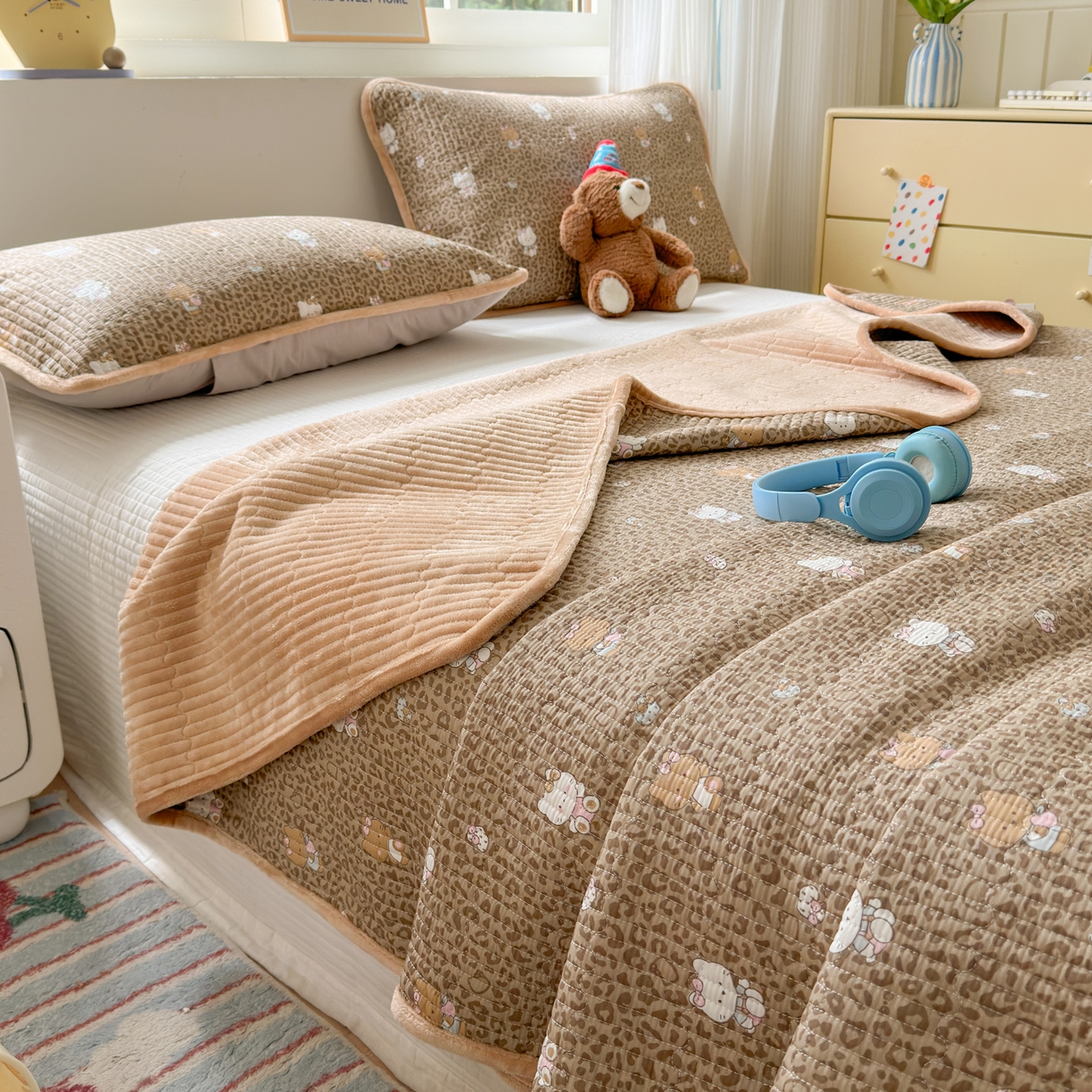 91家纺网 家纺一手货源 找家纺 Sweet dreams甜梦 2025新款牛奶绒全棉床盖三件套 豹纹猫奶咖