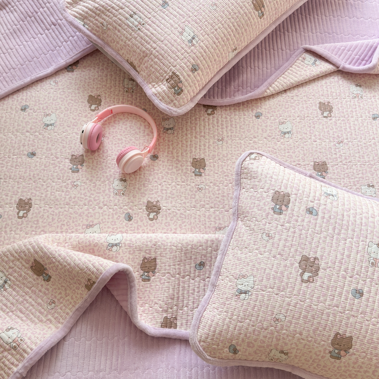 91家纺网 家纺一手货源 找家纺 Sweet dreams甜梦 2025新款牛奶绒全棉床盖三件套 豹纹猫粉紫