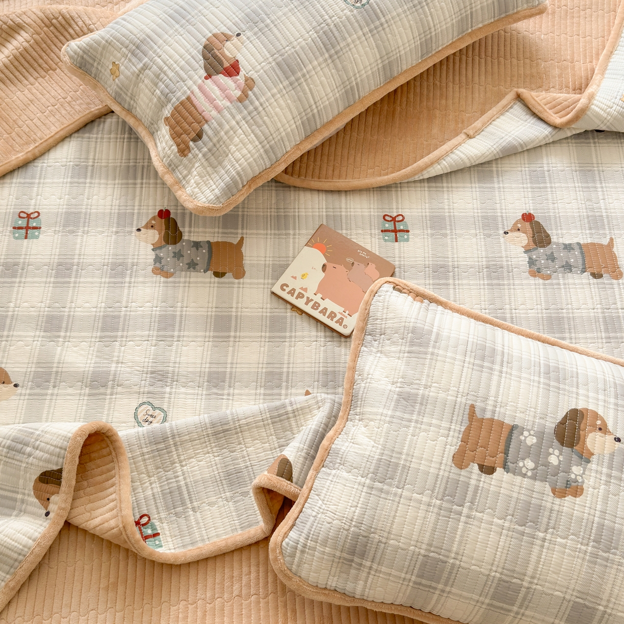 91家纺网 家纺一手货源 找家纺 Sweet dreams甜梦 2025新款牛奶绒全棉床盖三件套 毛衣小狗