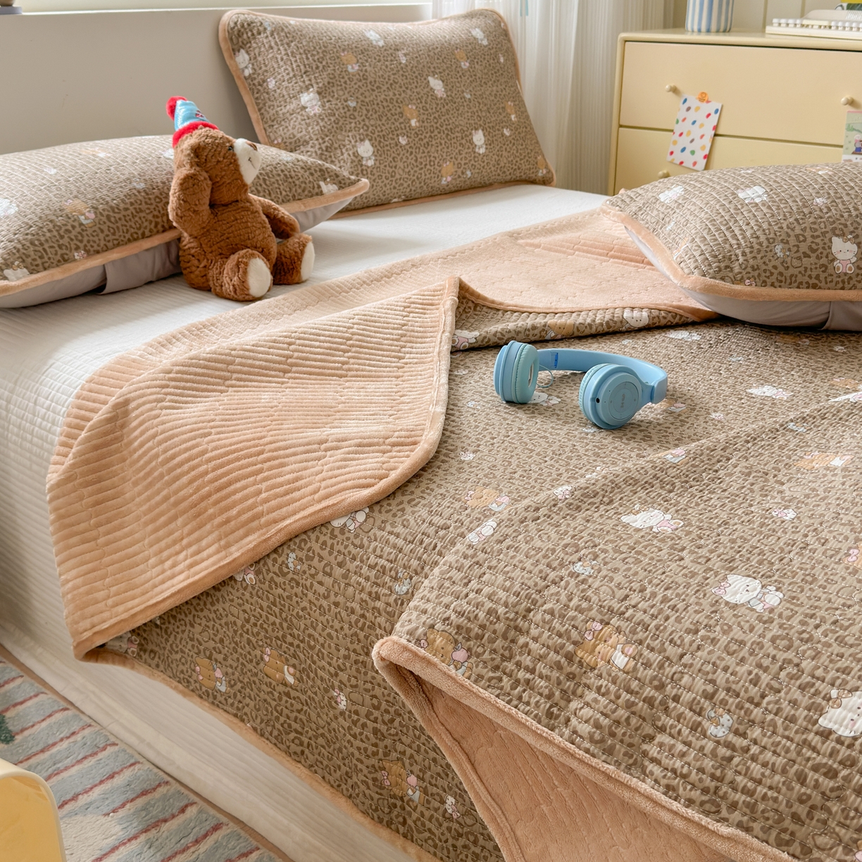 91家纺网 家纺一手货源 找家纺 Sweet dreams甜梦 2025新款牛奶绒全棉床盖三件套 豹纹猫奶咖