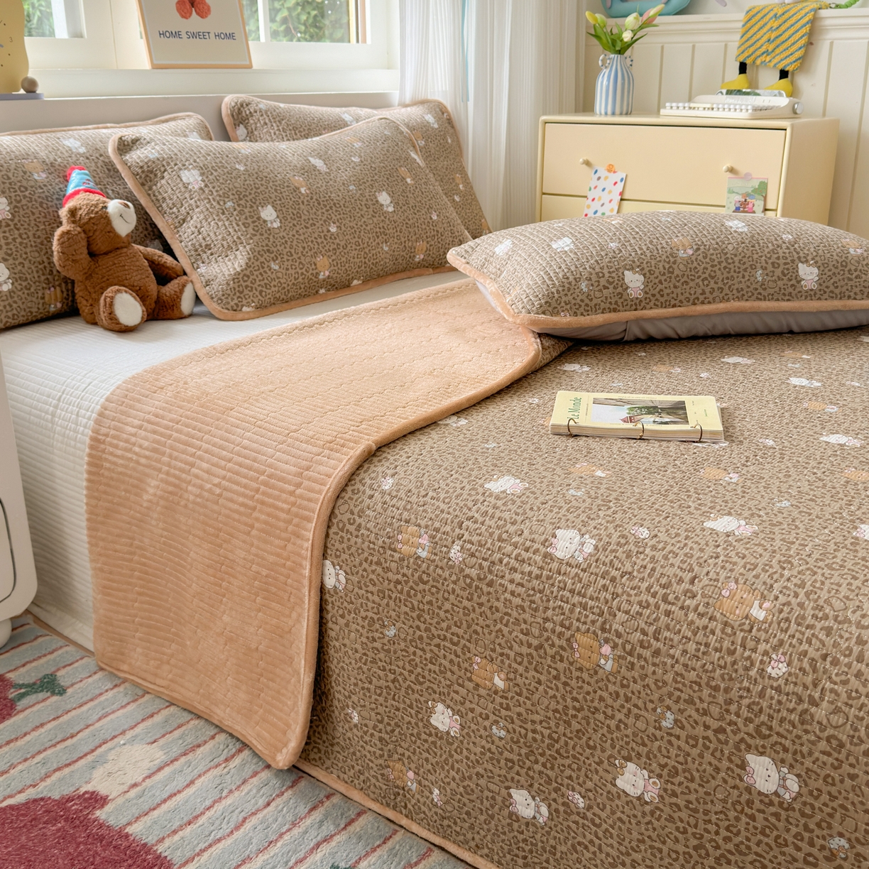 91家纺网 家纺一手货源 找家纺 Sweet dreams甜梦 2025新款牛奶绒全棉床盖三件套 豹纹猫奶咖