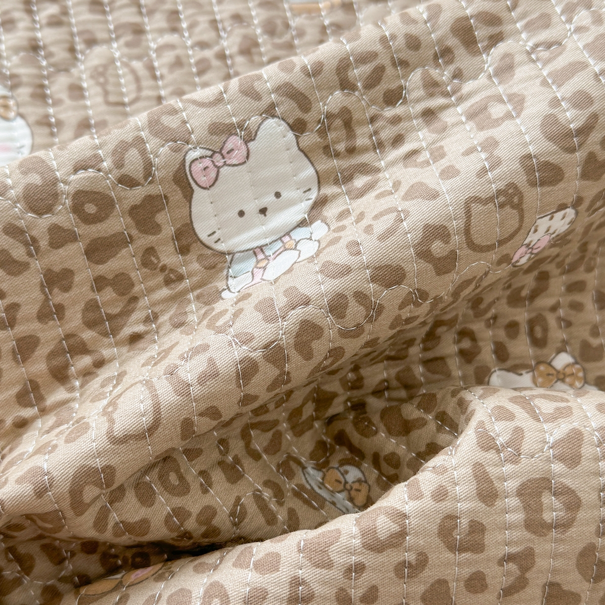 91家纺网 家纺一手货源 找家纺 Sweet dreams甜梦 2025新款牛奶绒全棉床盖三件套 豹纹猫奶咖