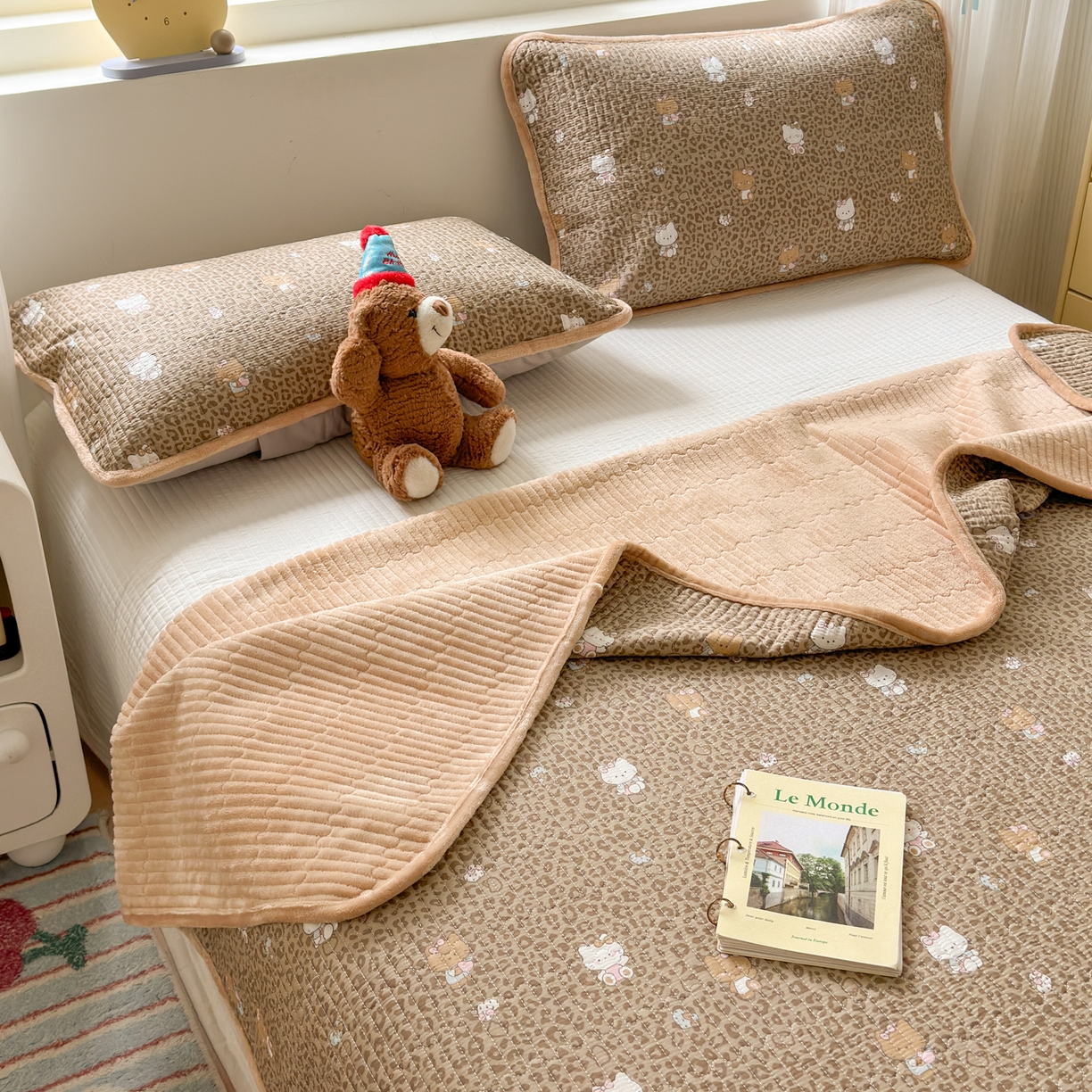 91家纺网 家纺一手货源 找家纺 Sweet dreams甜梦 2025新款牛奶绒全棉床盖三件套 豹纹猫奶咖