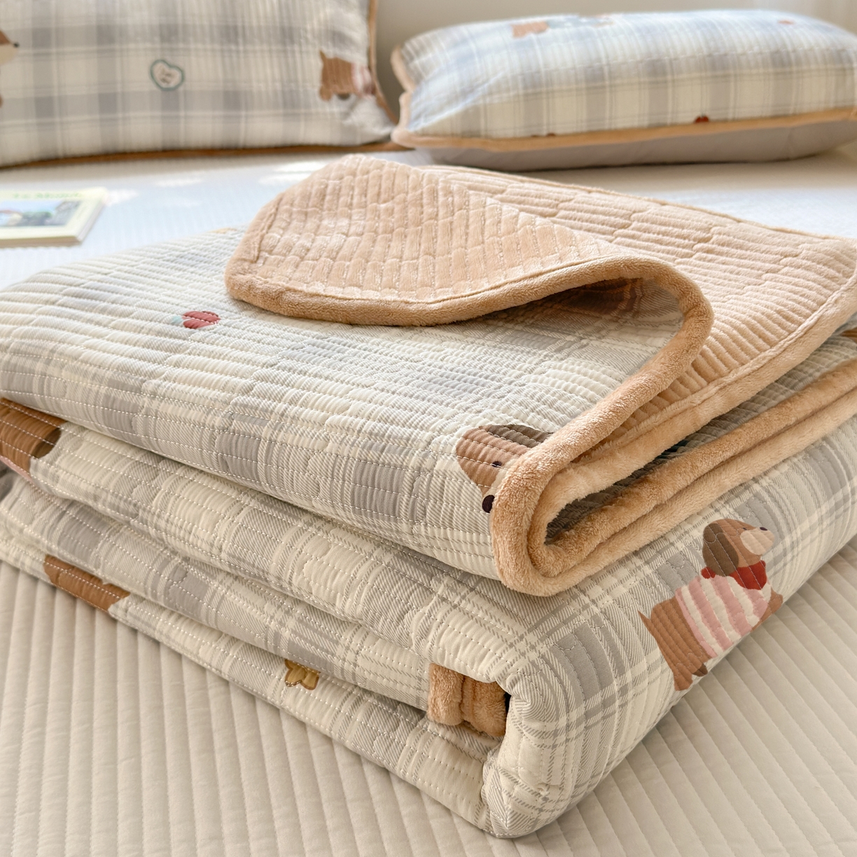 91家纺网 家纺一手货源 找家纺 Sweet dreams甜梦 2025新款牛奶绒全棉床盖三件套 毛衣小狗