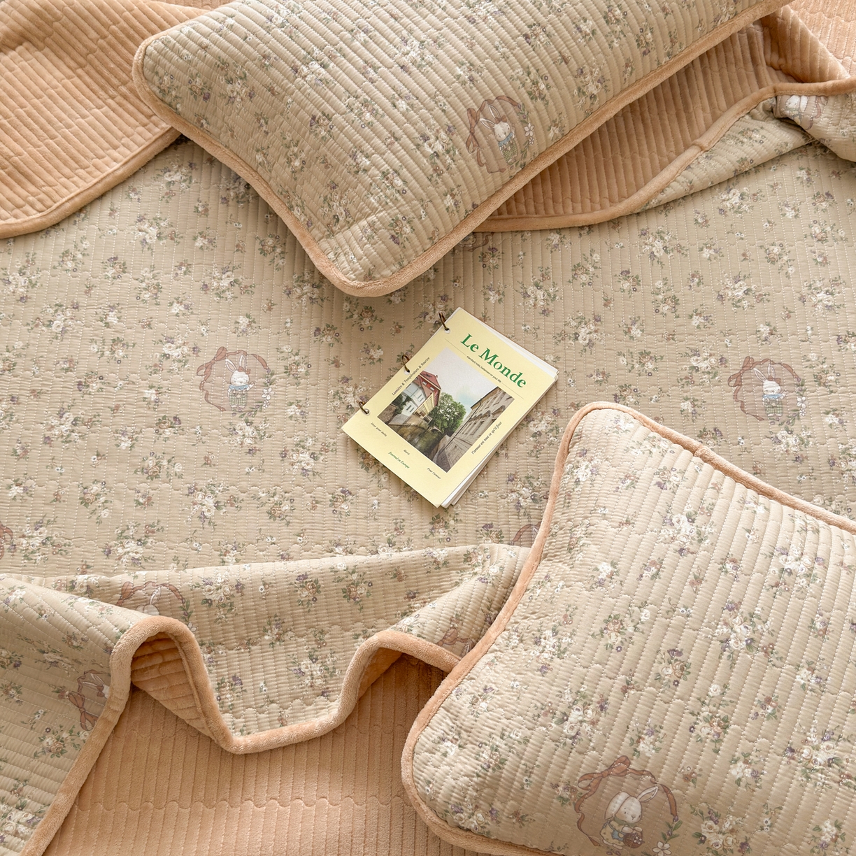 91家纺网 家纺一手货源 找家纺 Sweet dreams甜梦 2025新款牛奶绒全棉床盖三件套 奶茶兔