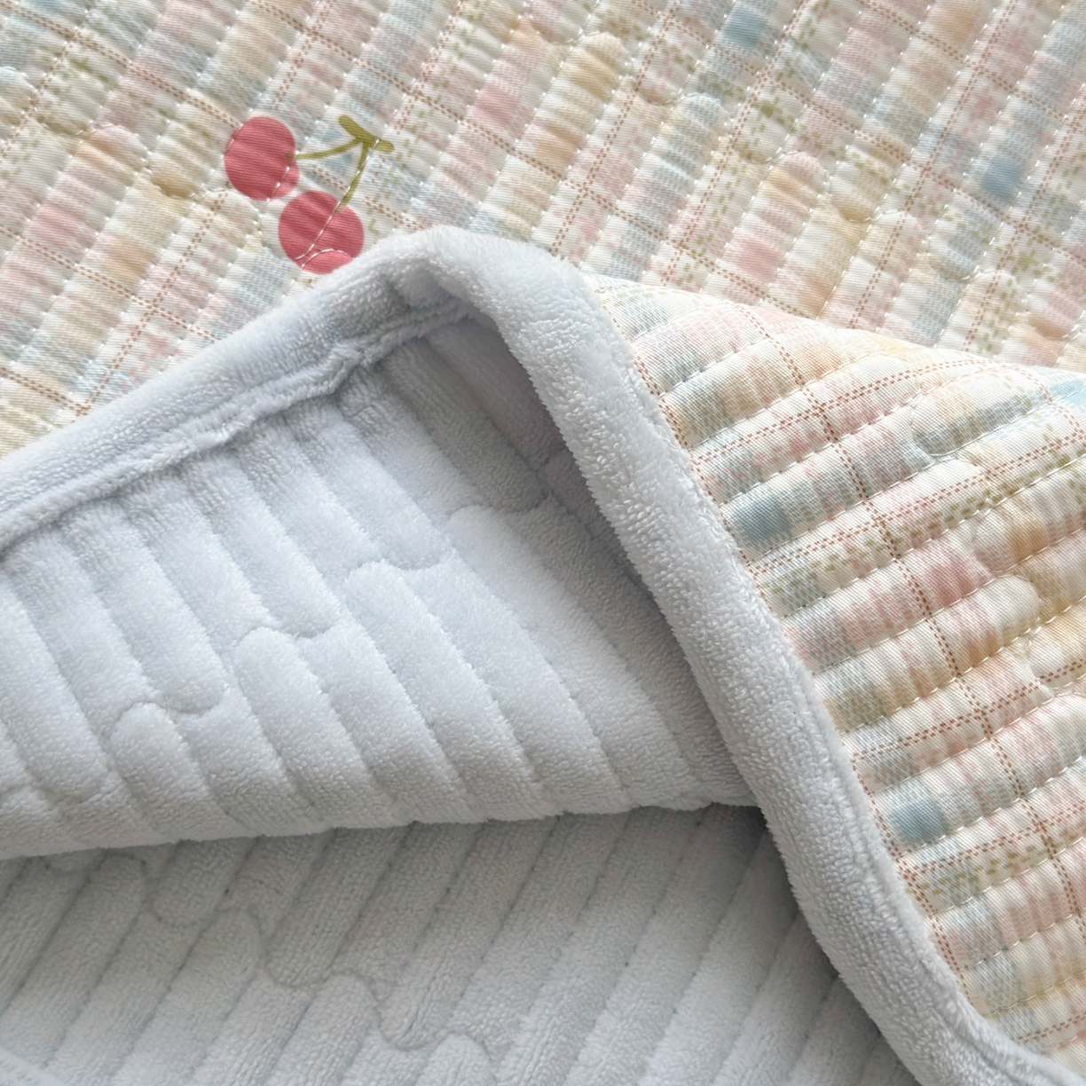 91家纺网 家纺一手货源 找家纺 Sweet dreams甜梦 2025新款牛奶绒全棉床盖三件套 格子樱桃