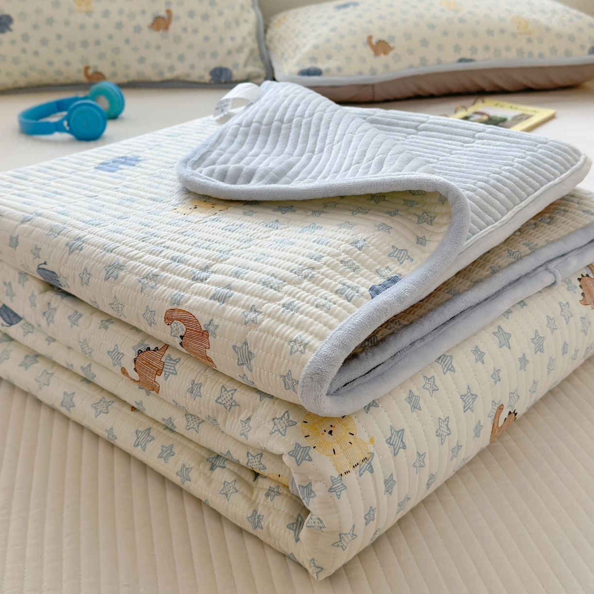 91家纺网 家纺一手货源 找家纺 Sweet dreams甜梦 2025新款牛奶绒全棉床盖三件套 恐龙乐园