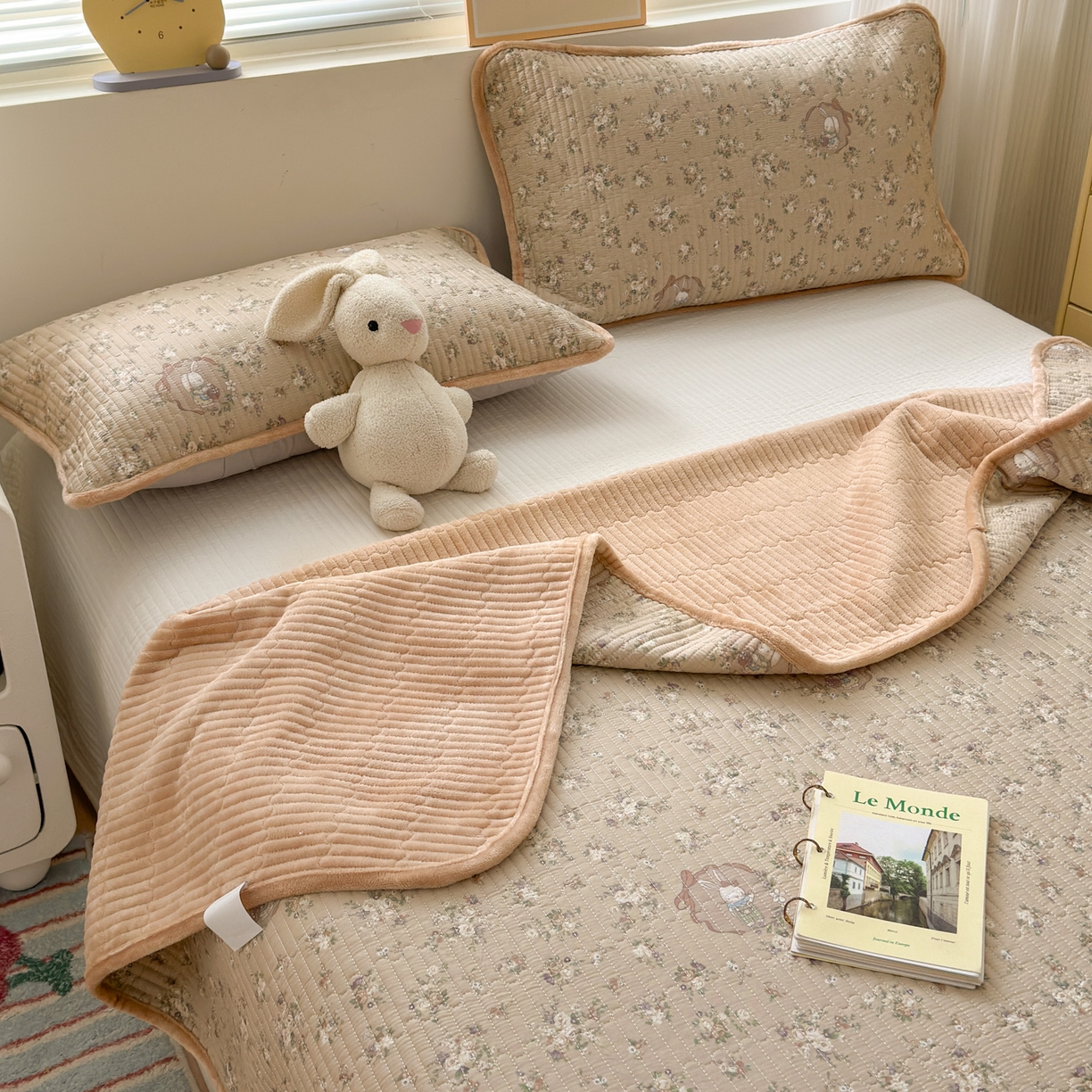 91家纺网 家纺一手货源 找家纺 Sweet dreams甜梦 2025新款牛奶绒全棉床盖三件套 奶茶兔