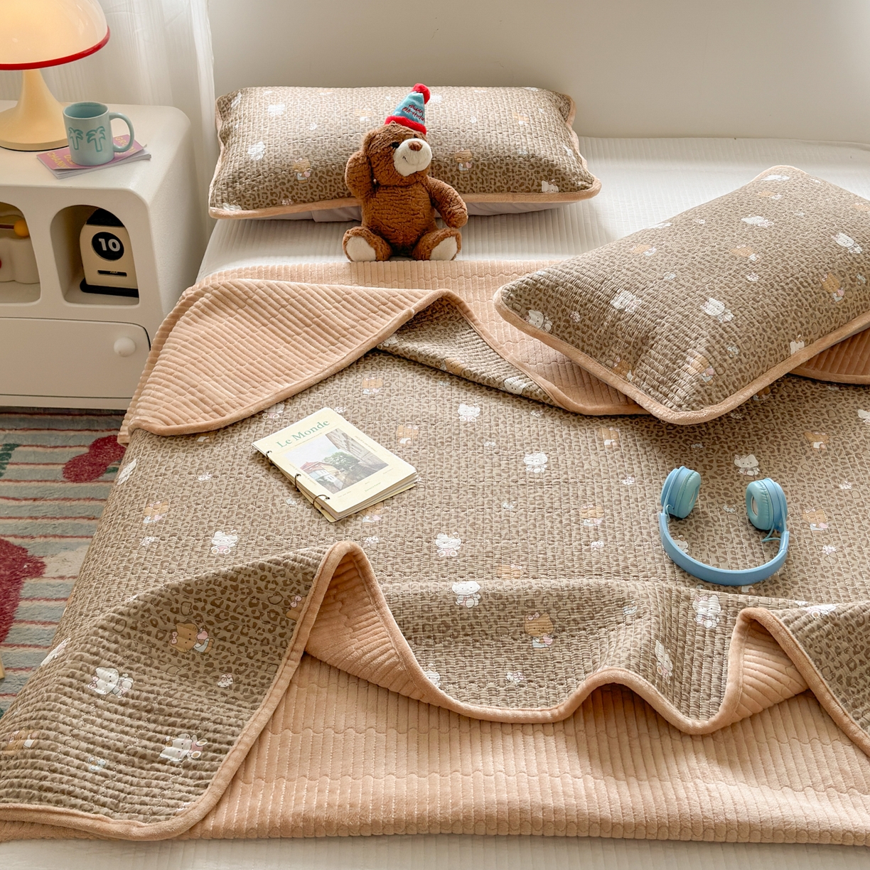 91家纺网 家纺一手货源 找家纺 Sweet dreams甜梦 2025新款牛奶绒全棉床盖三件套 豹纹猫奶咖