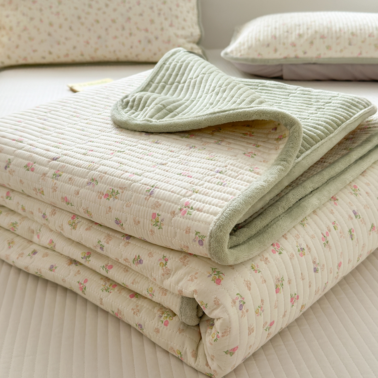 91家纺网 家纺一手货源 找家纺 Sweet dreams甜梦 2025新款牛奶绒全棉床盖三件套 清新小花