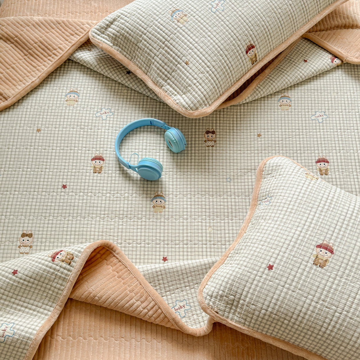 91家纺网 家纺一手货源 找家纺 Sweet dreams甜梦 2025新款牛奶绒全棉床盖三件套 格子布布