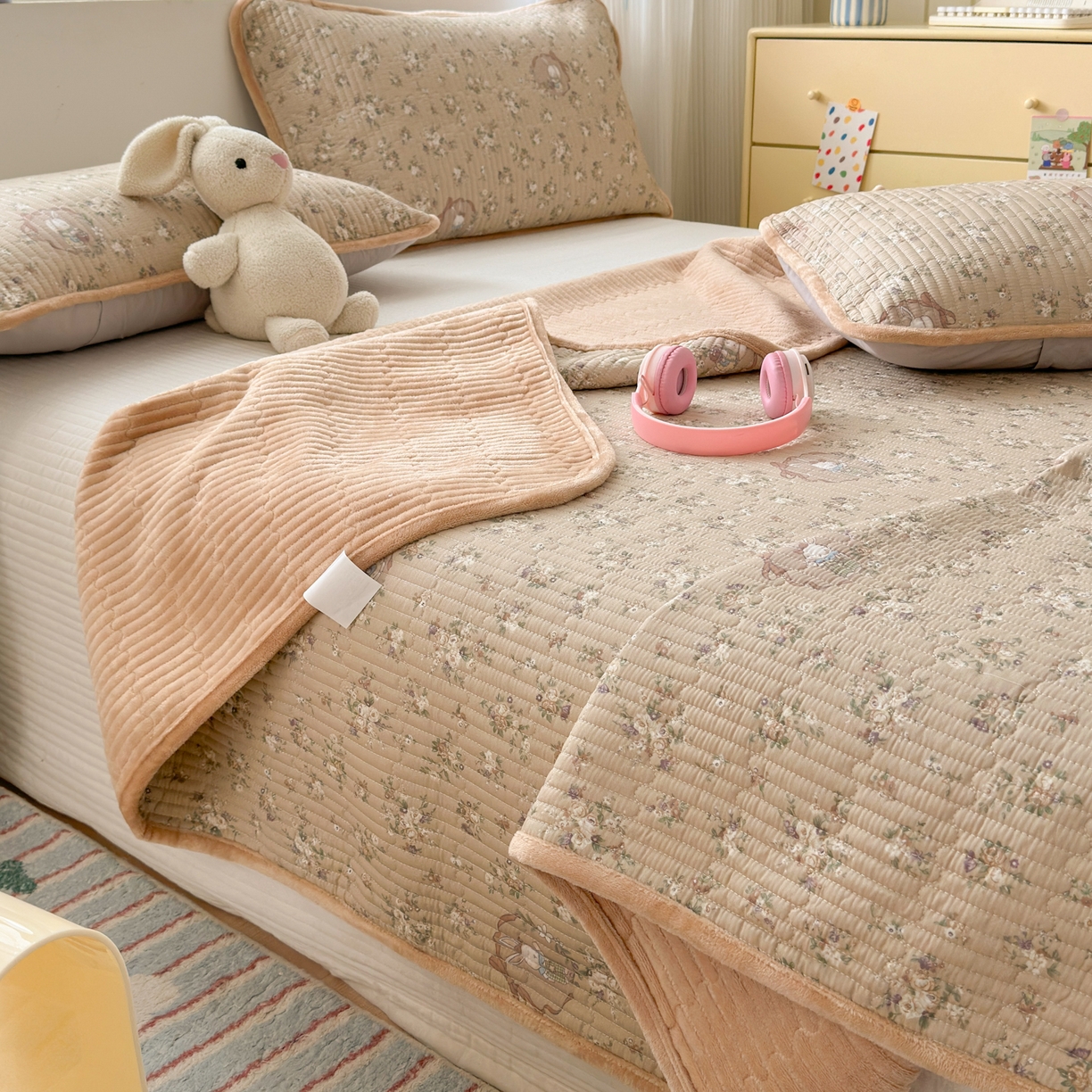 91家纺网 家纺一手货源 找家纺 Sweet dreams甜梦 2025新款牛奶绒全棉床盖三件套 奶茶兔