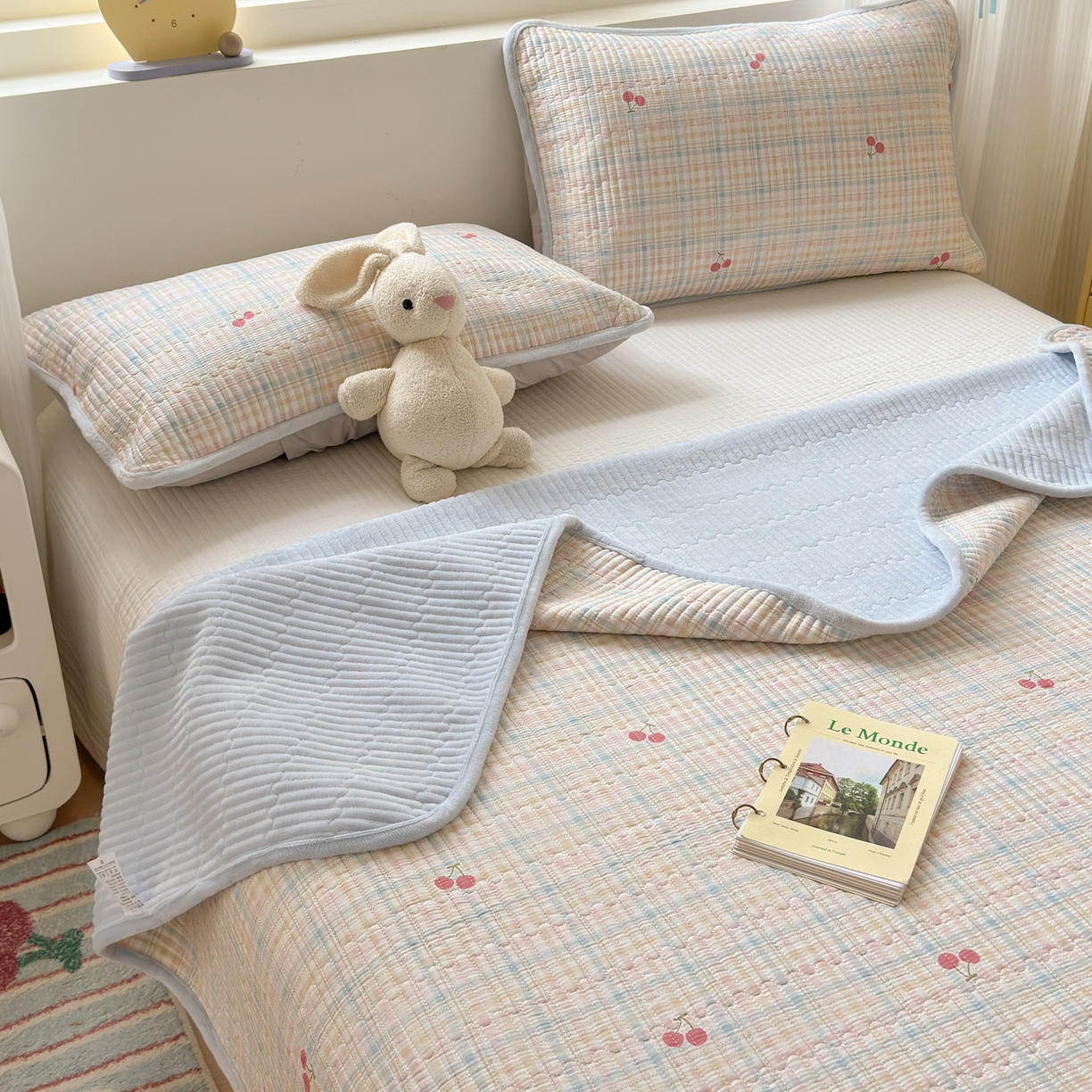 91家纺网 家纺一手货源 找家纺 Sweet dreams甜梦 2025新款牛奶绒全棉床盖三件套 格子樱桃