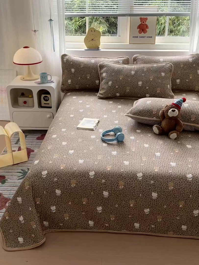 91家纺网 家纺一手货源 找家纺 Sweet dreams甜梦 2025新款牛奶绒全棉床盖三件套 豹纹猫奶咖