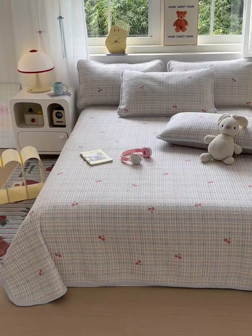 91家纺网 家纺一手货源 找家纺 Sweet dreams甜梦 2025新款牛奶绒全棉床盖三件套 格子樱桃