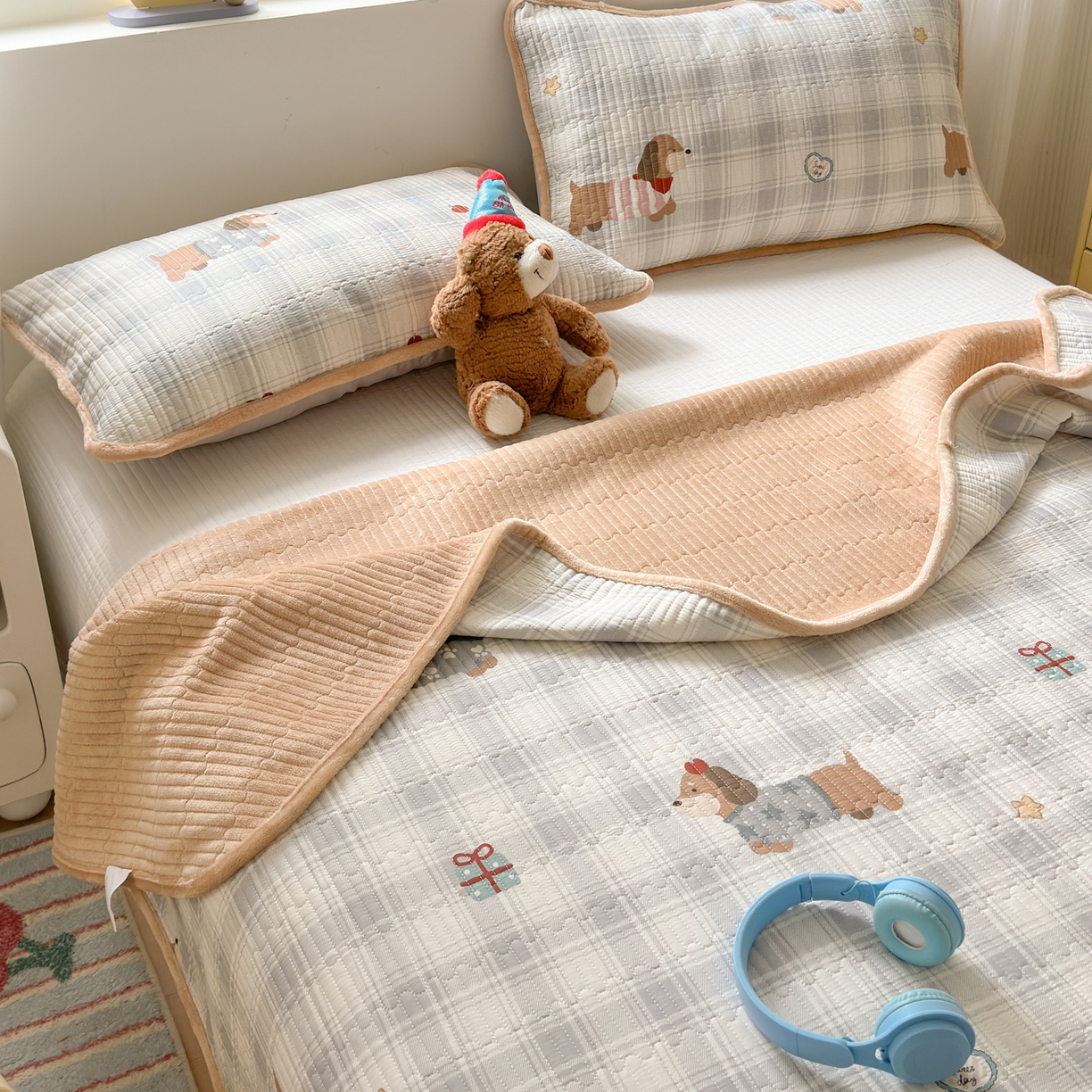 91家纺网 家纺一手货源 找家纺 Sweet dreams甜梦 2025新款牛奶绒全棉床盖三件套 毛衣小狗