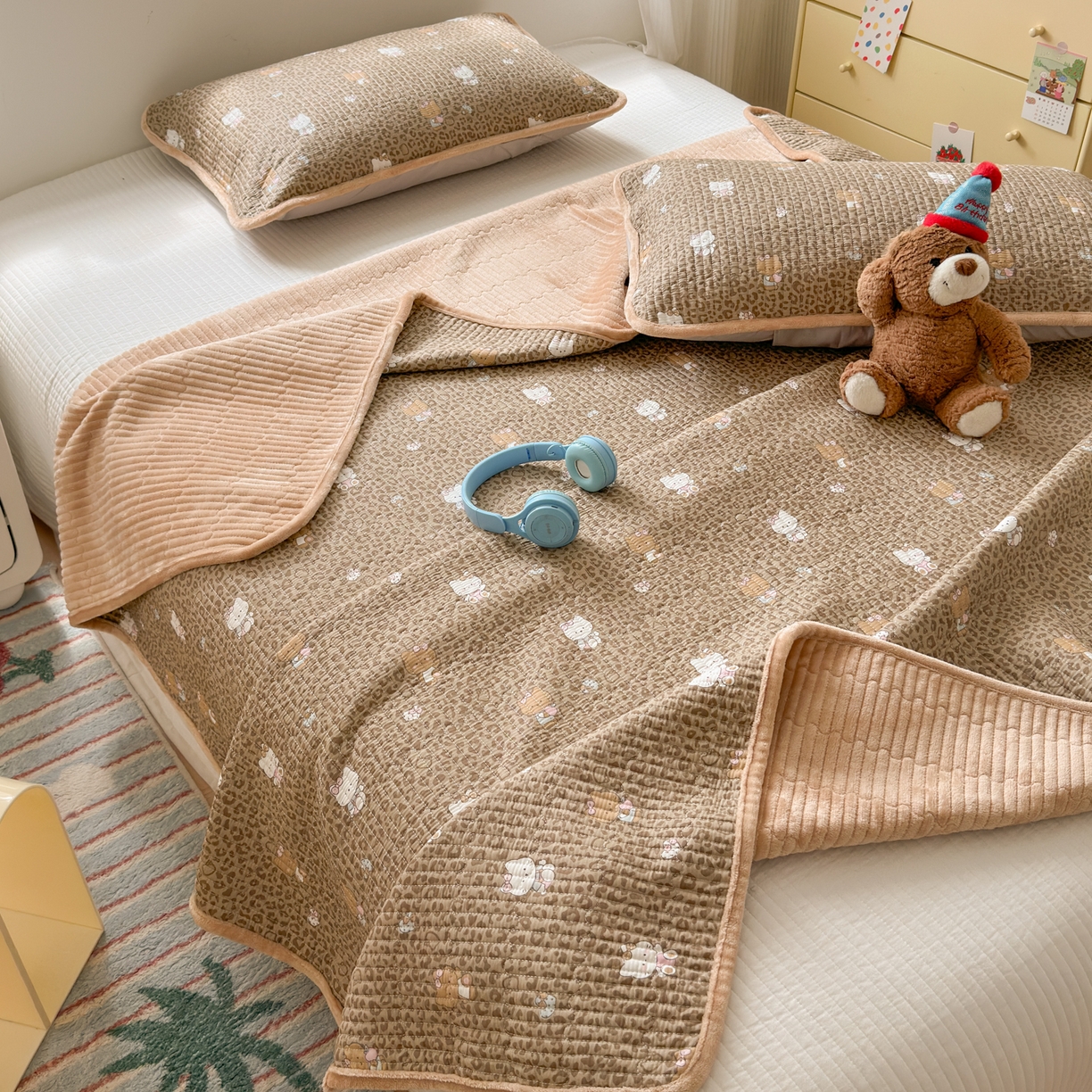 91家纺网 家纺一手货源 找家纺 Sweet dreams甜梦 2025新款牛奶绒全棉床盖三件套 豹纹猫奶咖