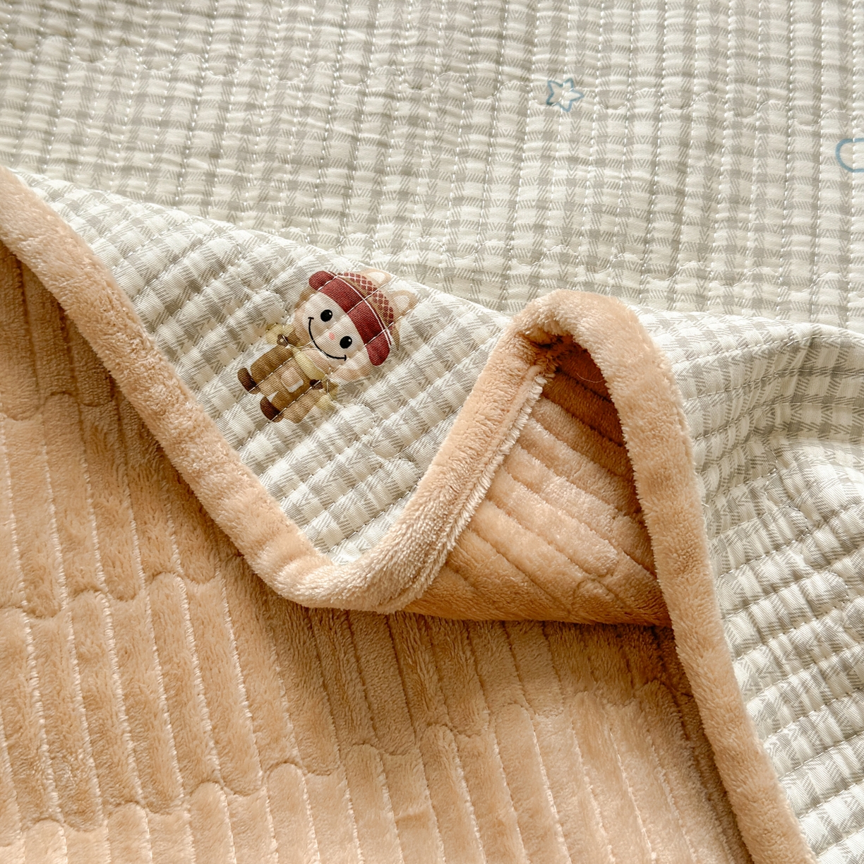 91家纺网 家纺一手货源 找家纺 Sweet dreams甜梦 2025新款牛奶绒全棉床盖三件套 格子布布