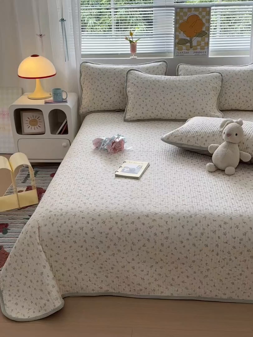 91家纺网 家纺一手货源 找家纺 Sweet dreams甜梦 2025新款牛奶绒全棉床盖三件套 清新小花