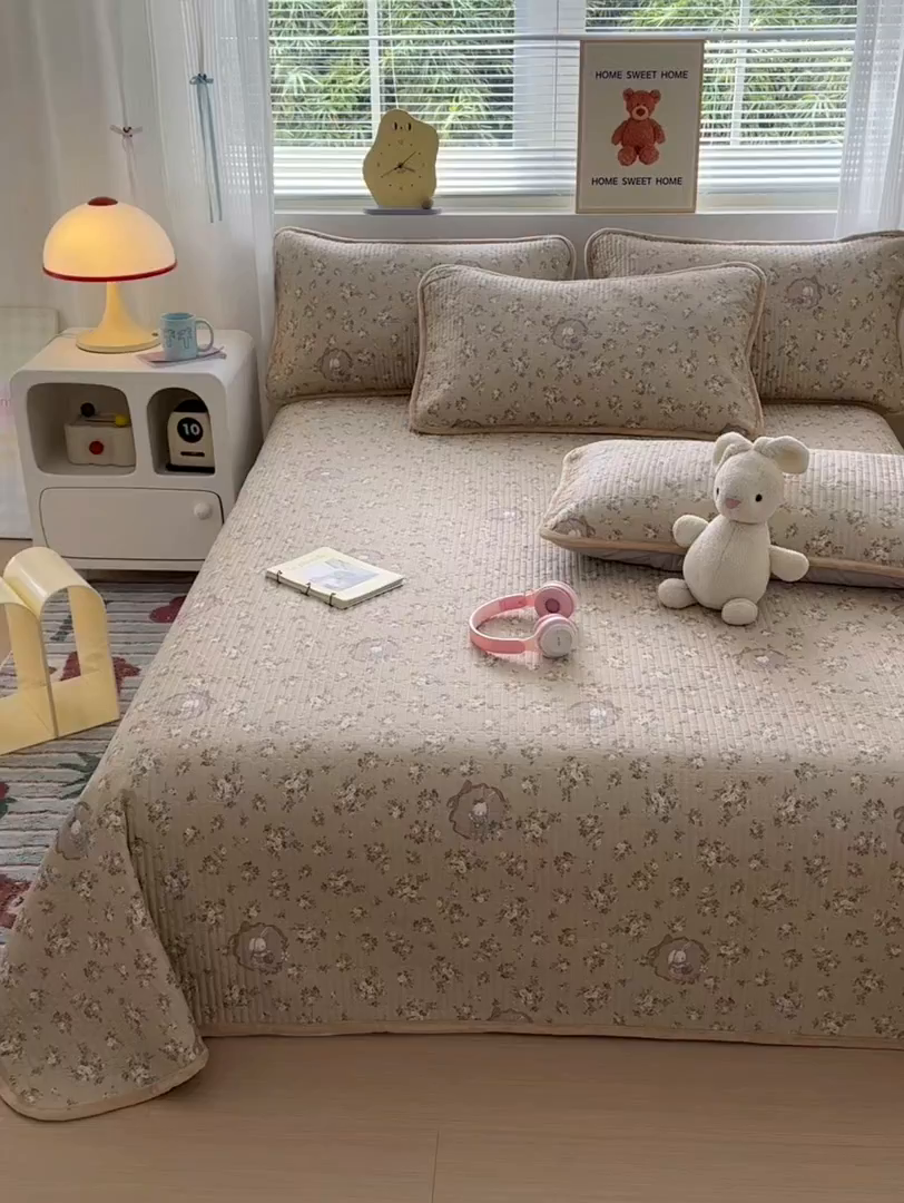 91家纺网 家纺一手货源 找家纺 Sweet dreams甜梦 2025新款牛奶绒全棉床盖三件套 奶茶兔