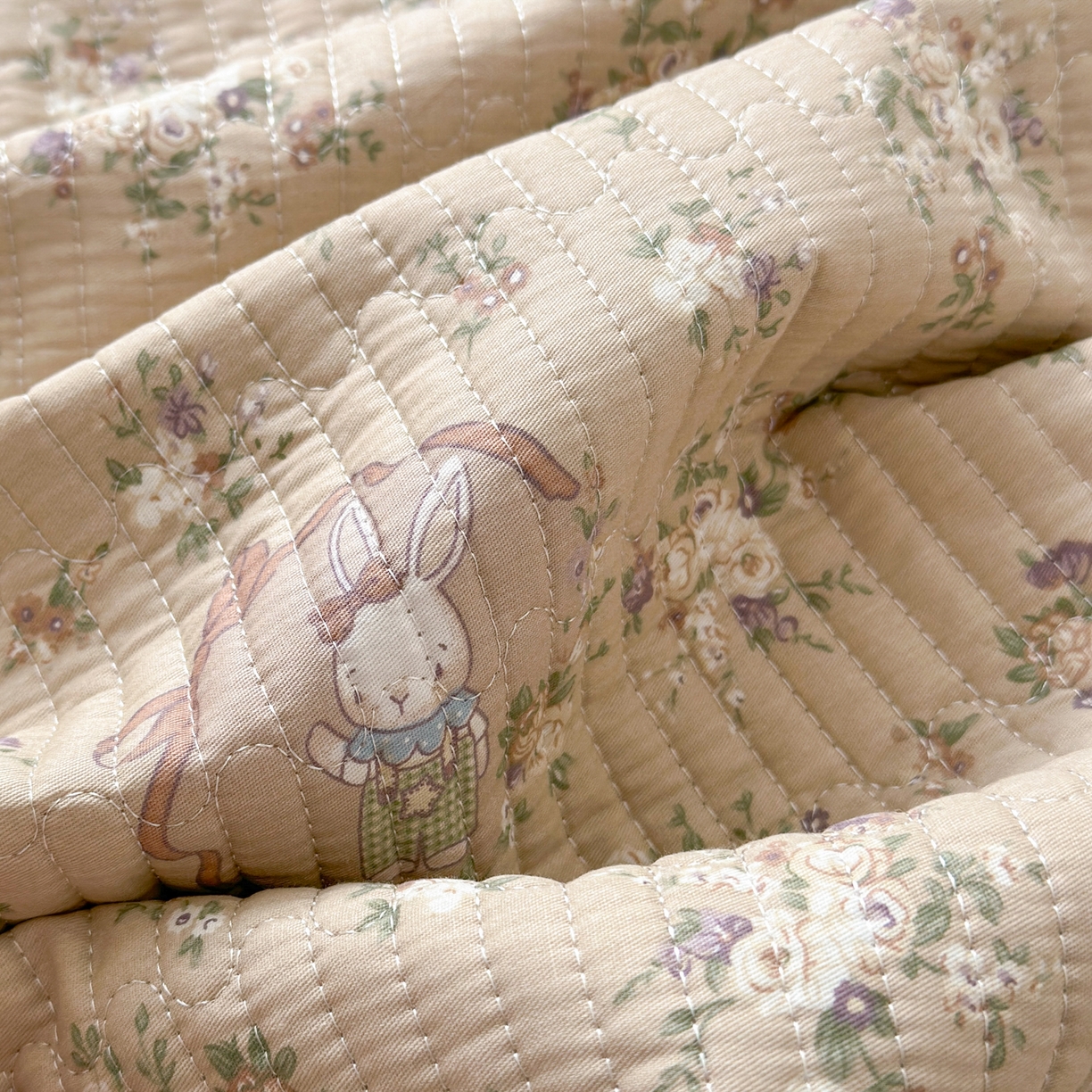 91家纺网 家纺一手货源 找家纺 Sweet dreams甜梦 2025新款牛奶绒全棉床盖三件套 奶茶兔