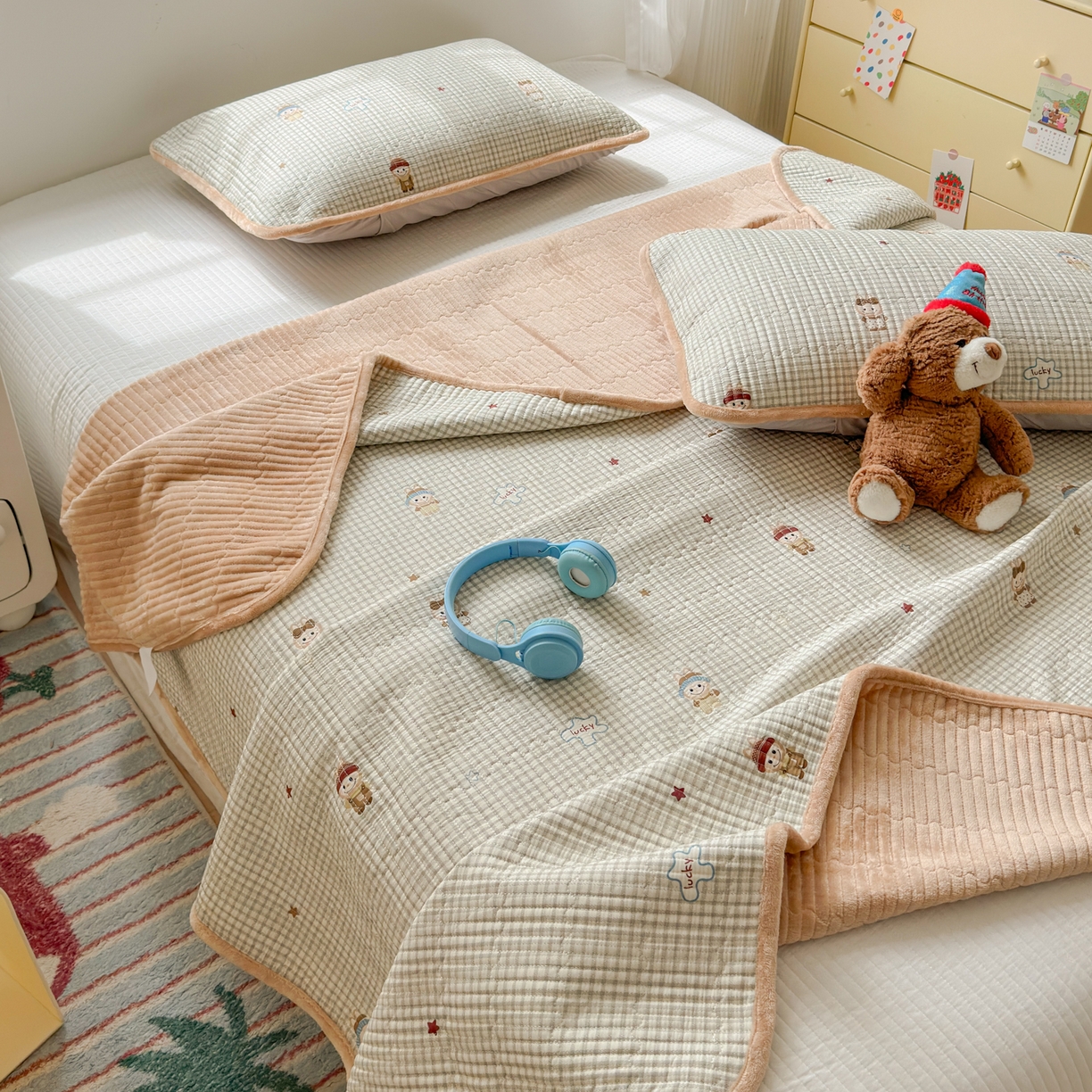 91家纺网 家纺一手货源 找家纺 Sweet dreams甜梦 2025新款牛奶绒全棉床盖三件套 格子布布