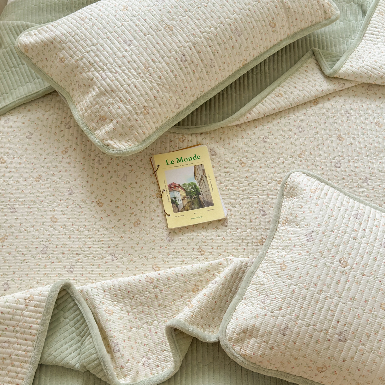 91家纺网 家纺一手货源 找家纺 Sweet dreams甜梦 2025新款牛奶绒全棉床盖三件套 花园小兔