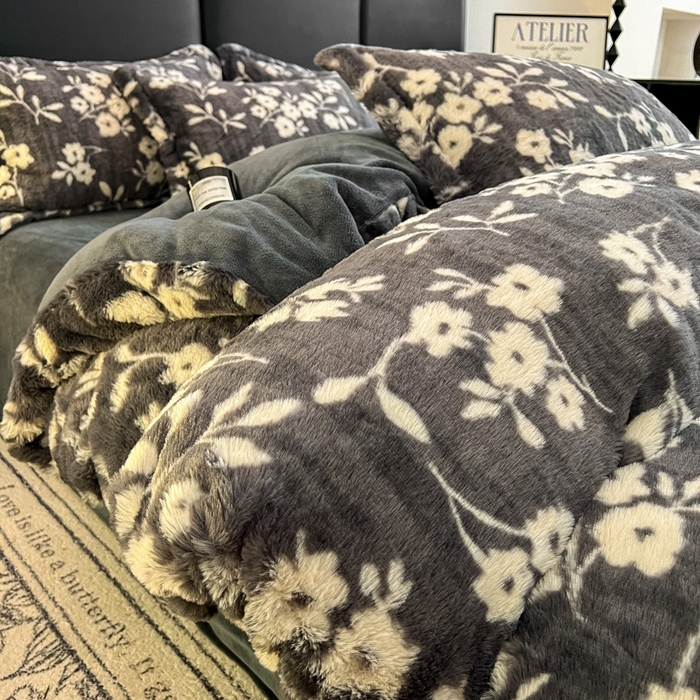 91家纺网 家纺一手货源 找家纺 弗苓家纺 2025新款亲肤舒适兔毛绒四件套 山茶花-灰