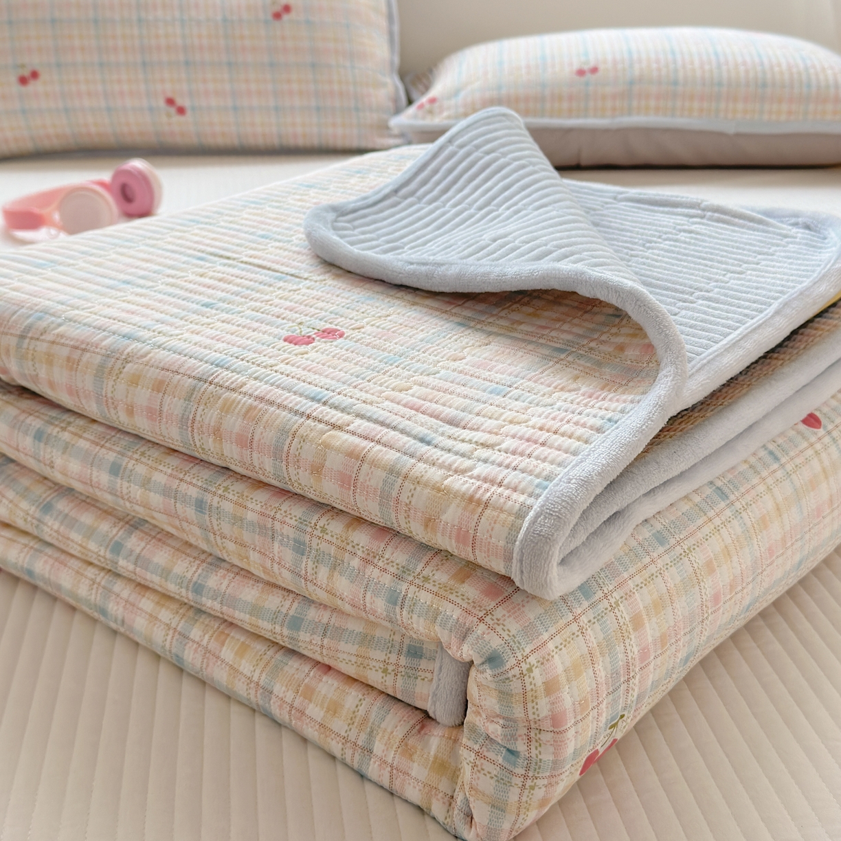 91家纺网 家纺一手货源 找家纺 Sweet dreams甜梦 2025新款牛奶绒全棉床盖三件套 格子樱桃