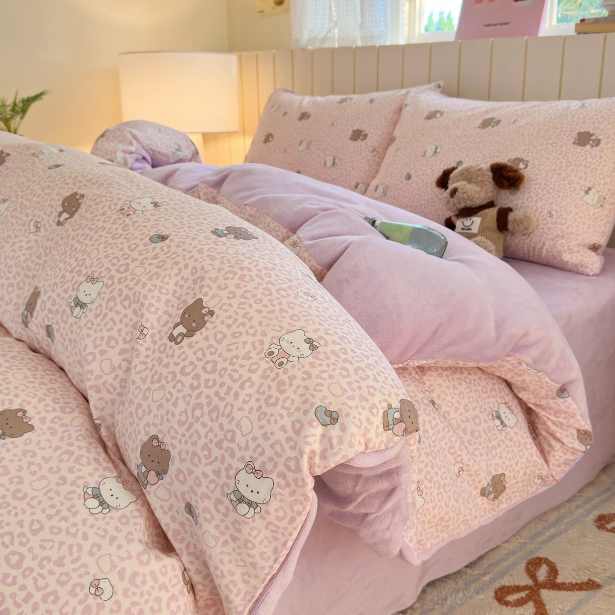 91家纺网 家纺一手货源 找家纺 Sweet dreams甜梦 2025新款棉加绒印花四件套 豹纹小猫粉紫