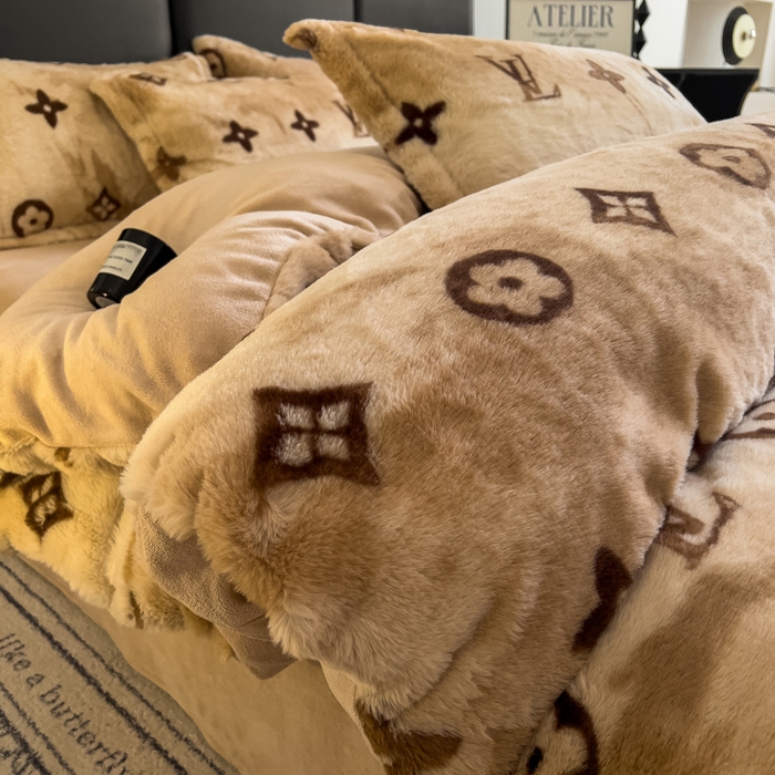 91家纺网 家纺一手货源 找家纺 弗苓家纺 2025新款亲肤舒适兔毛绒四件套 时尚之约