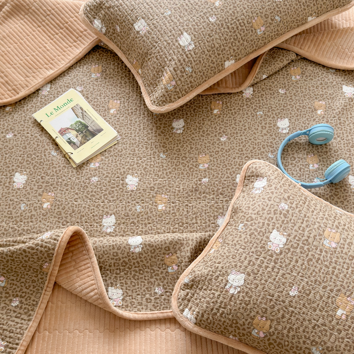 91家纺网 家纺一手货源 找家纺 Sweet dreams甜梦 2025新款牛奶绒全棉床盖三件套 豹纹猫奶咖