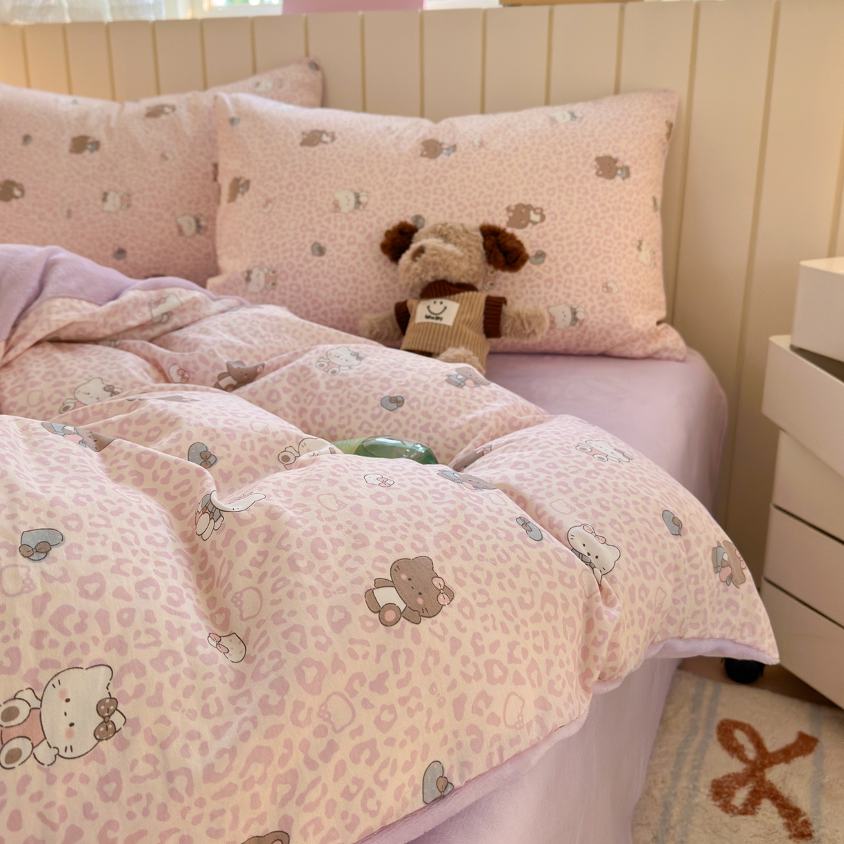 91家纺网 家纺一手货源 找家纺 Sweet dreams甜梦 2025新款棉加绒印花四件套 豹纹小猫粉紫