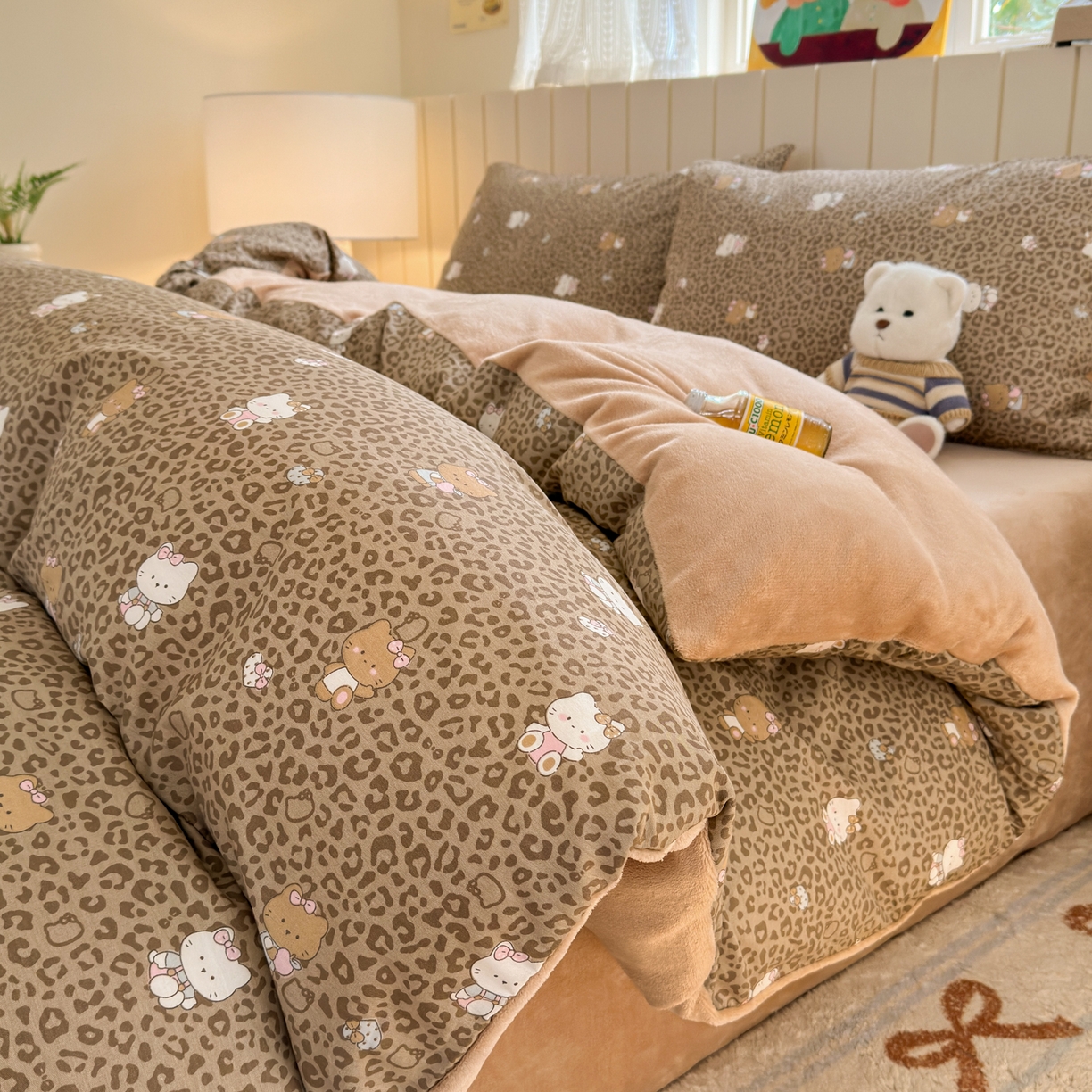 91家纺网 家纺一手货源 找家纺 Sweet dreams甜梦 2025新款棉加绒印花四件套 豹纹小猫奶咖