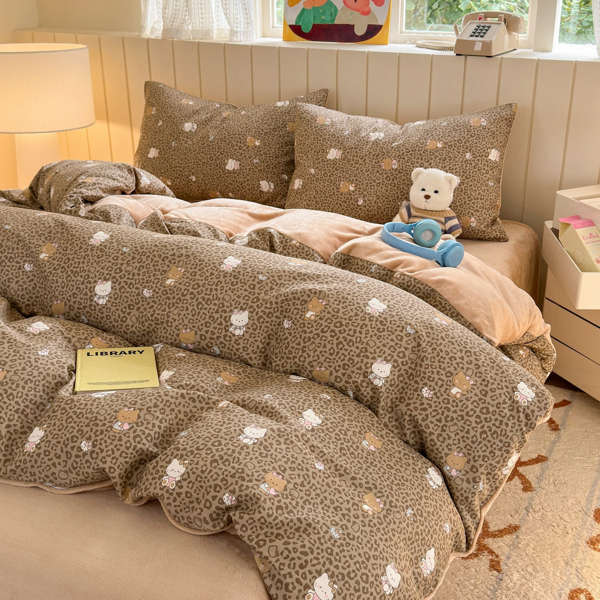 91家纺网 家纺一手货源 找家纺 Sweet dreams甜梦 2025新款棉加绒印花四件套 豹纹小猫奶咖