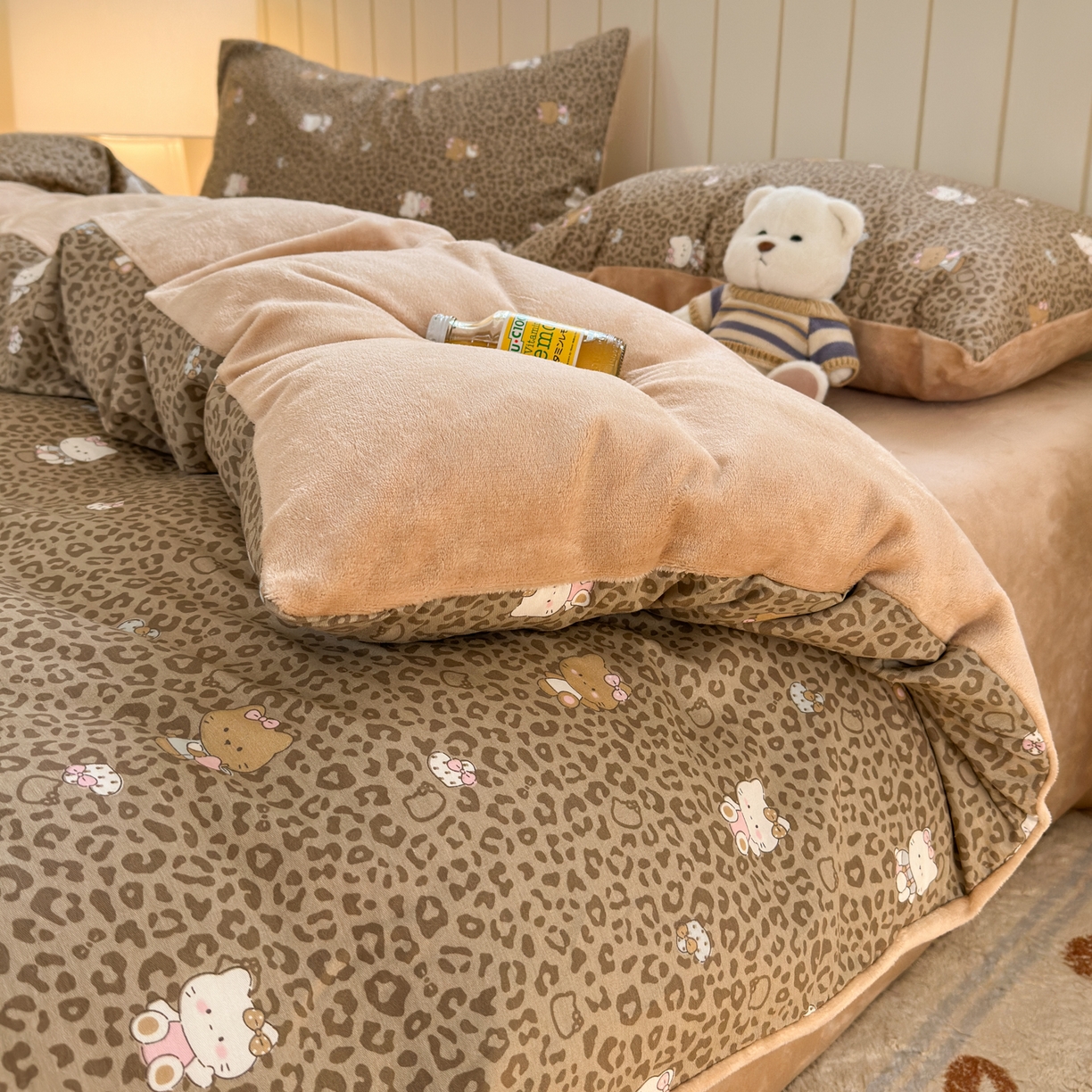 91家纺网 家纺一手货源 找家纺 Sweet dreams甜梦 2025新款棉加绒印花四件套 豹纹小猫奶咖