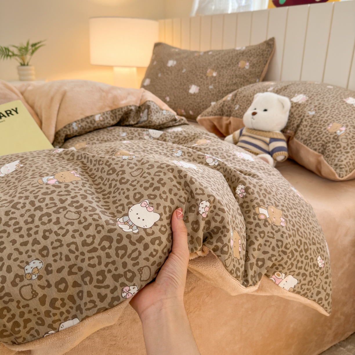 91家纺网 家纺一手货源 找家纺 Sweet dreams甜梦 2025新款棉加绒印花四件套 豹纹小猫奶咖