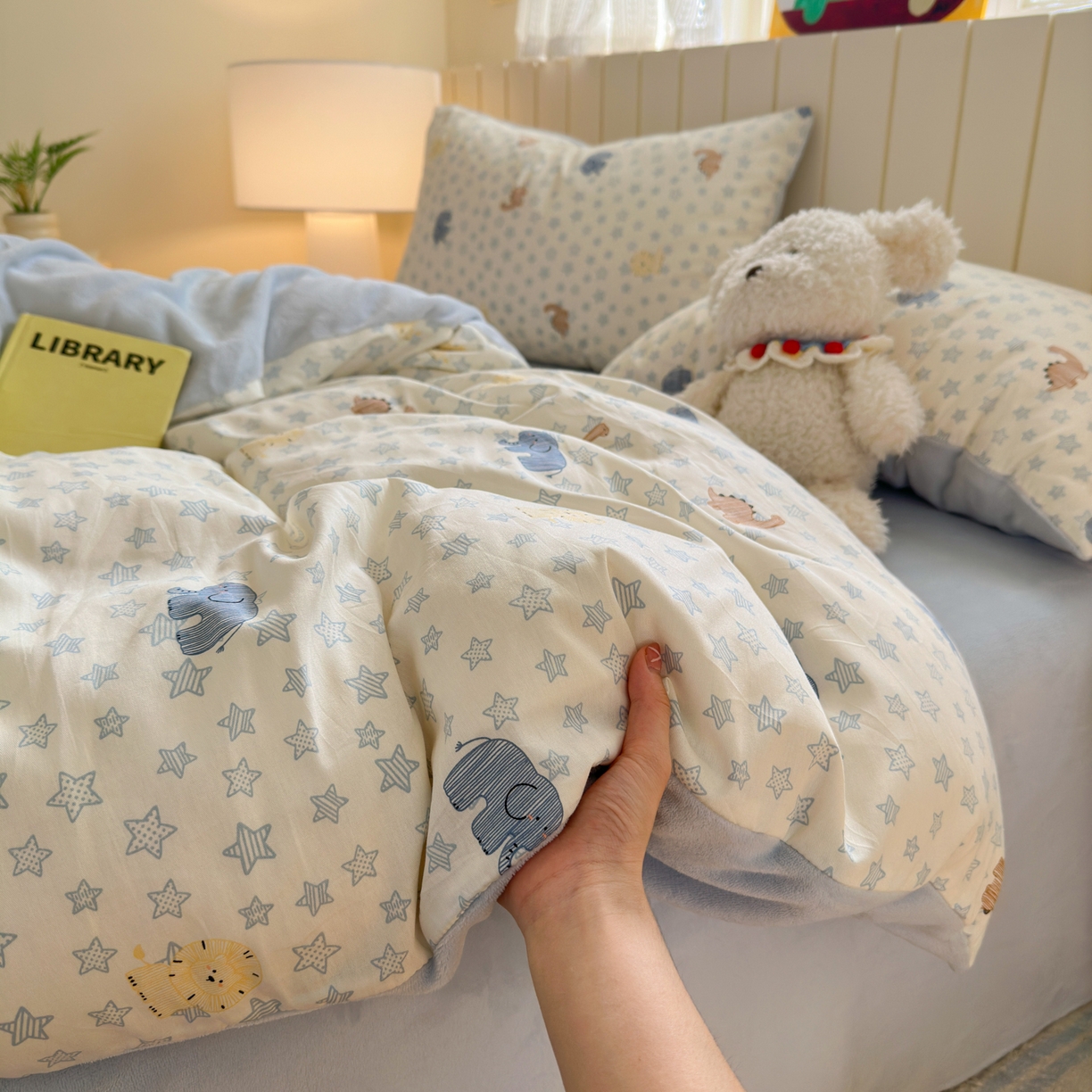 91家纺网 家纺一手货源 找家纺 Sweet dreams甜梦 2025新款棉加绒印花四件套 恐龙乐园